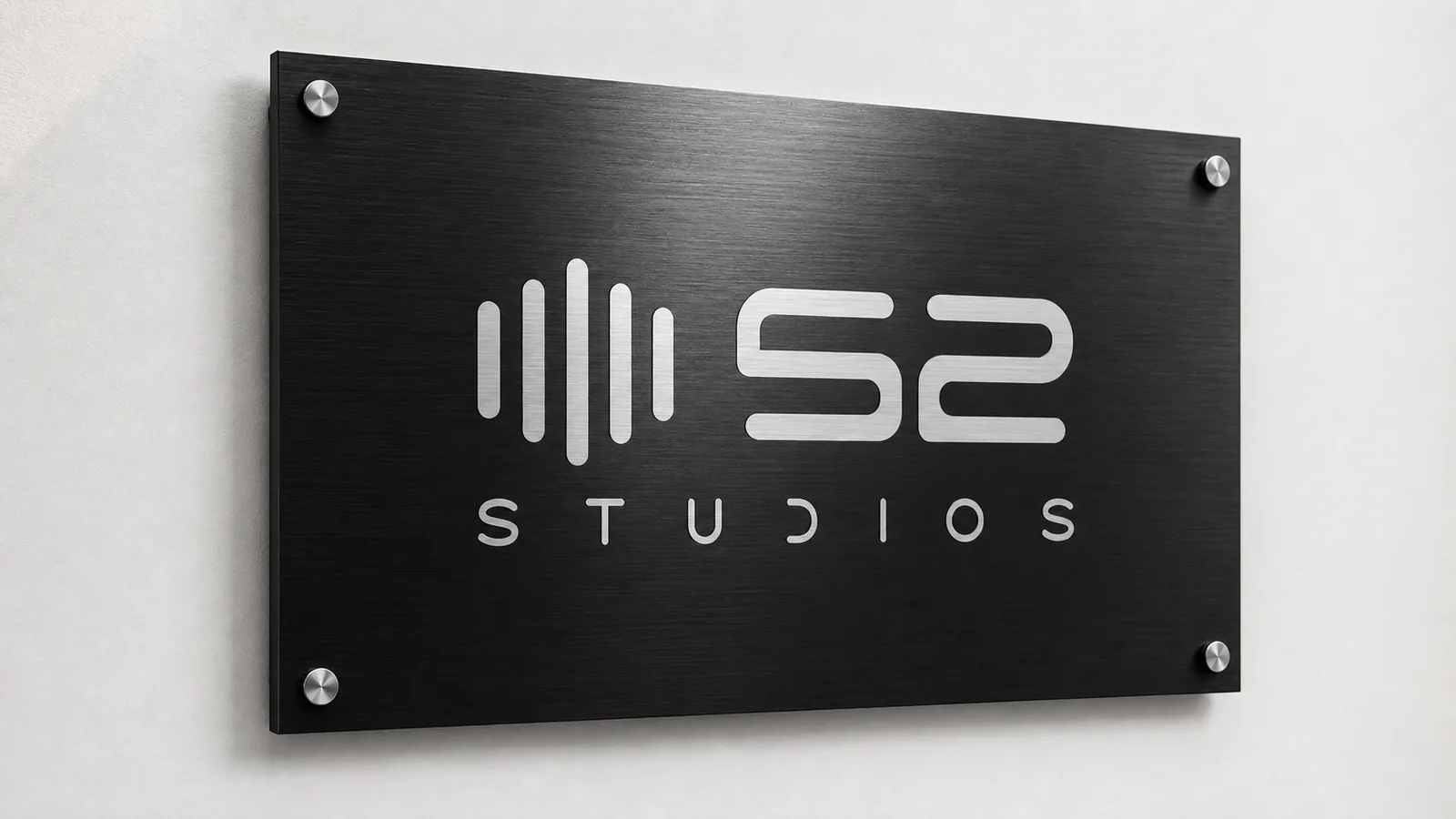 52 Studios Logo auf gebürstetem Aluminium-Schild mit Abstandshaltern — Audio-Waveform verschmolzen mit der Ziffer 52, Logo-Design von Emrach