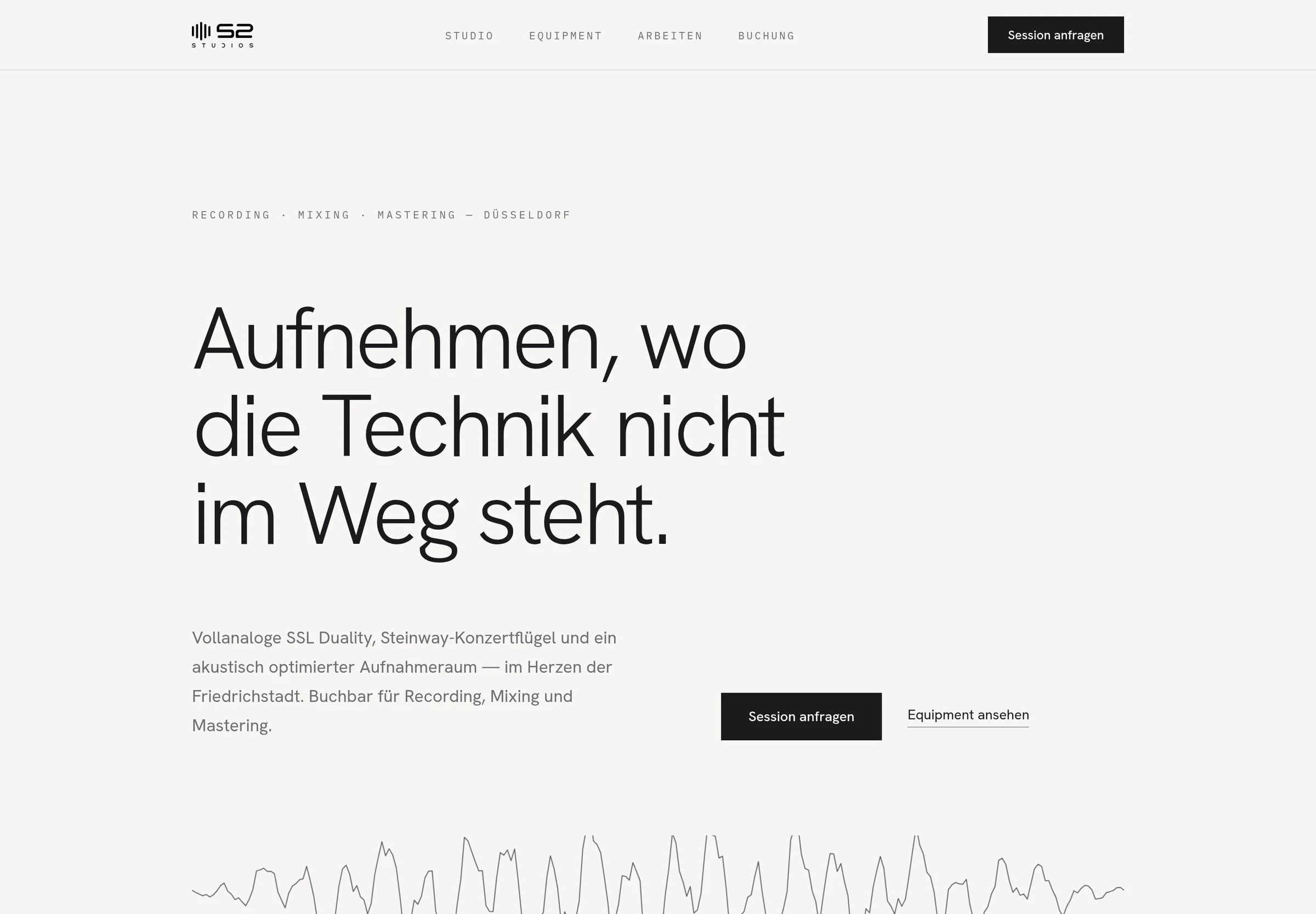52 Studios Website-Entwurf 1 &mdash; Quiet Luxury: hell und ruhig, gro&szlig;e Typografie, Startbildschirm mit Studio-Beschreibung und Buchungs-Schaltfl&auml;che, Webdesign von Emrach aus Aachen