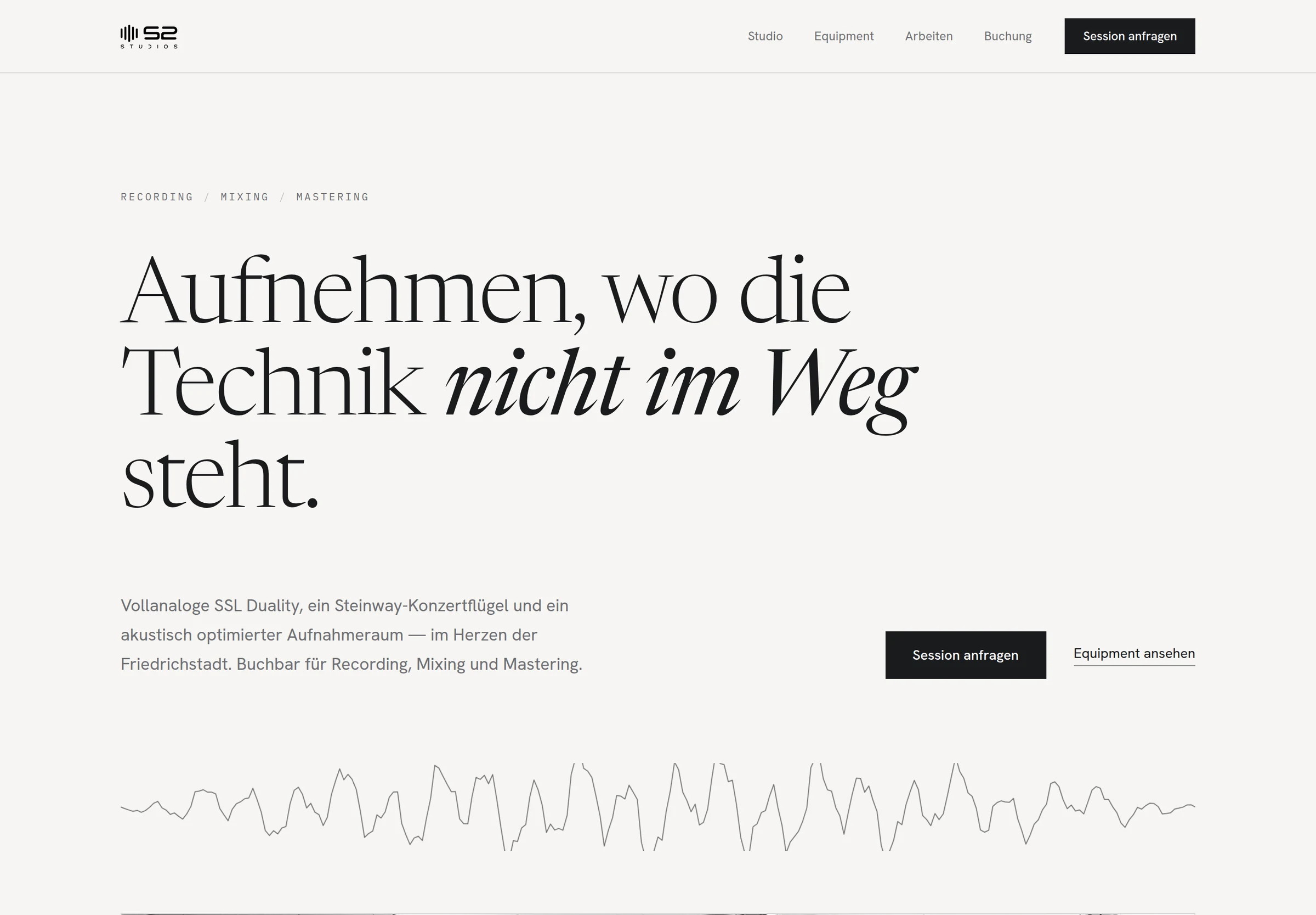 52 Studios Website-Entwurf 2 &mdash; Quiet Luxury mit Serife: dieselbe Ruhe, Akzent in einer Serifenschrift, Startbildschirm mit Studio-Beschreibung und Buchungs-Schaltfl&auml;che, Webdesign von Emrach aus Aachen