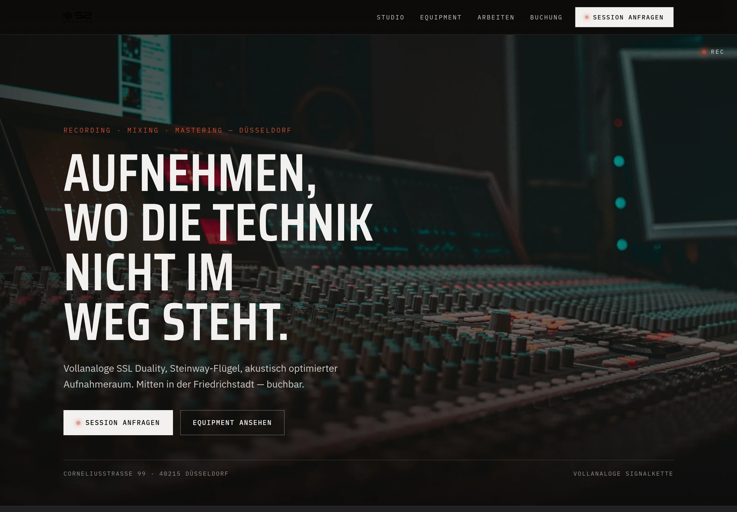 52 Studios Website-Entwurf 3 &mdash; Dunkel mit Foto: Mischpult im Hintergrund, Pegelanzeige als Motiv, Startbildschirm mit Studio-Beschreibung und Buchungs-Schaltfl&auml;che, Webdesign von Emrach aus Aachen