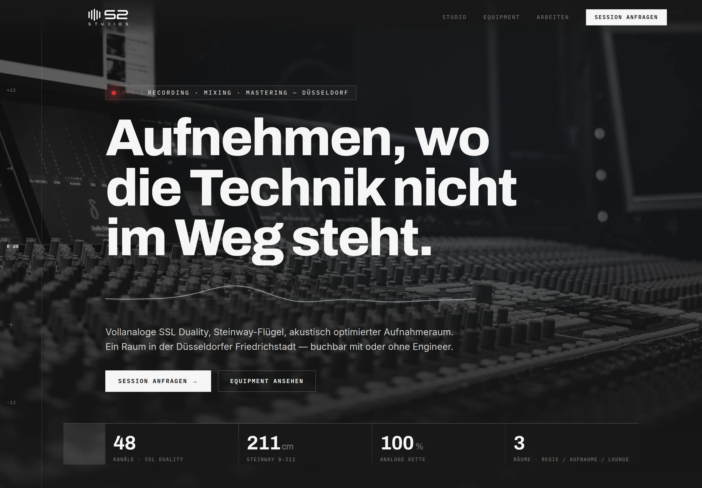 52 Studios Website-Entwurf 4 &mdash; Datenblatt: die Technik selbst als Gestaltungsprinzip, Startbildschirm mit Studio-Beschreibung und Buchungs-Schaltfl&auml;che, Webdesign von Emrach aus Aachen