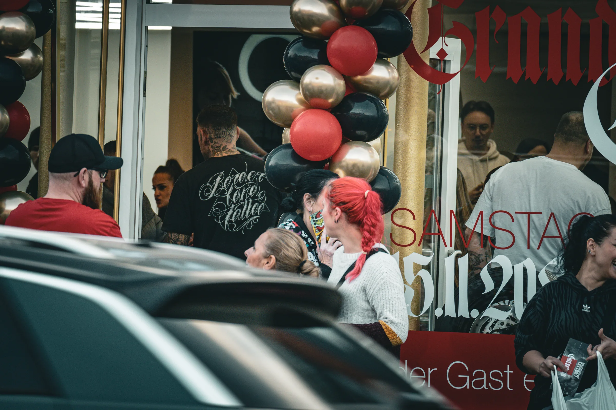 Schaufenster zur Neueröffnung mit Ballondeko und Gästen — Neueröffnung Borderland Tattoo Aachen, Event-Reportage, Foto eoglou media design Aachen