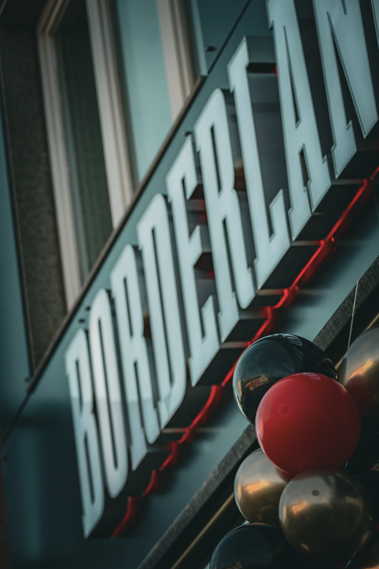 Beleuchtetes BORDERLAND-Außenschild mit Ballondeko — Neueröffnung Borderland Tattoo Aachen, Event-Reportage, Foto eoglou media design Aachen