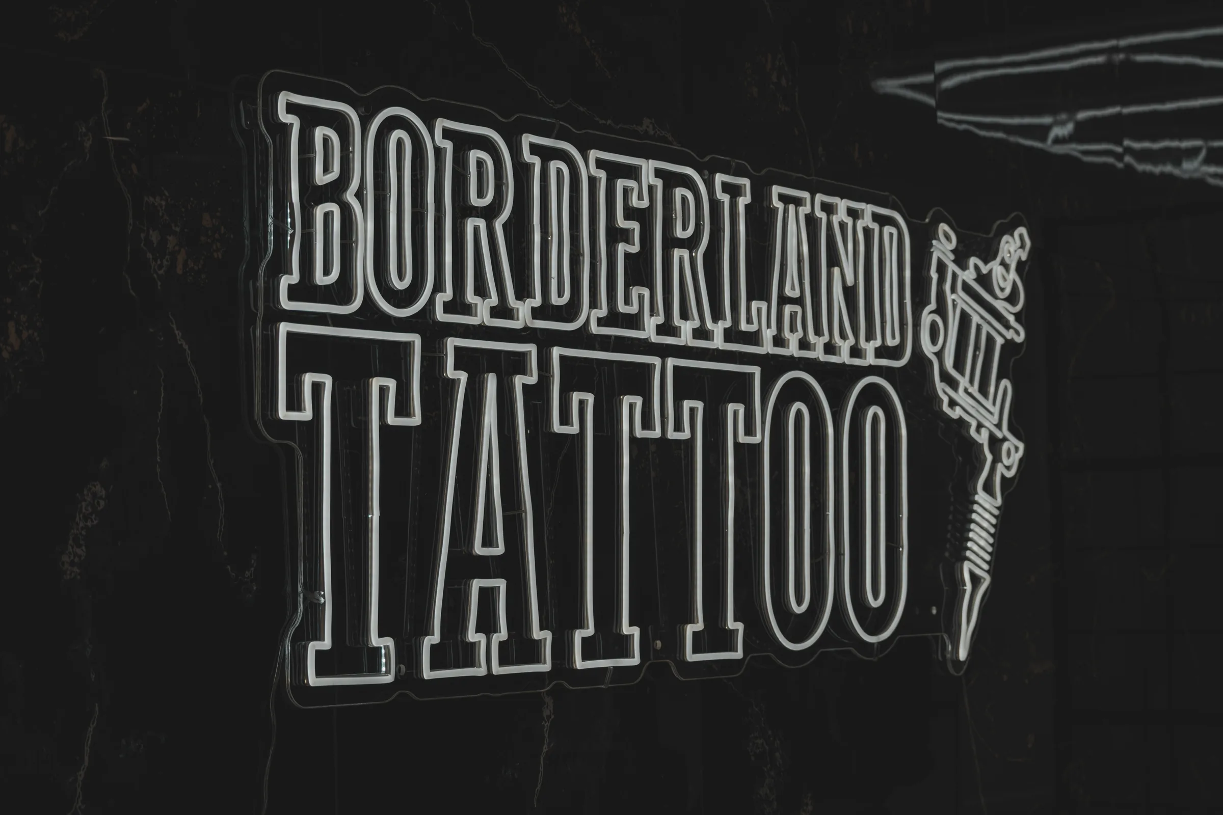Beleuchteter Neon-Schriftzug Borderland Tattoo im Studio — Neueröffnung Borderland Tattoo Aachen, Event-Reportage, Foto eoglou media design Aachen