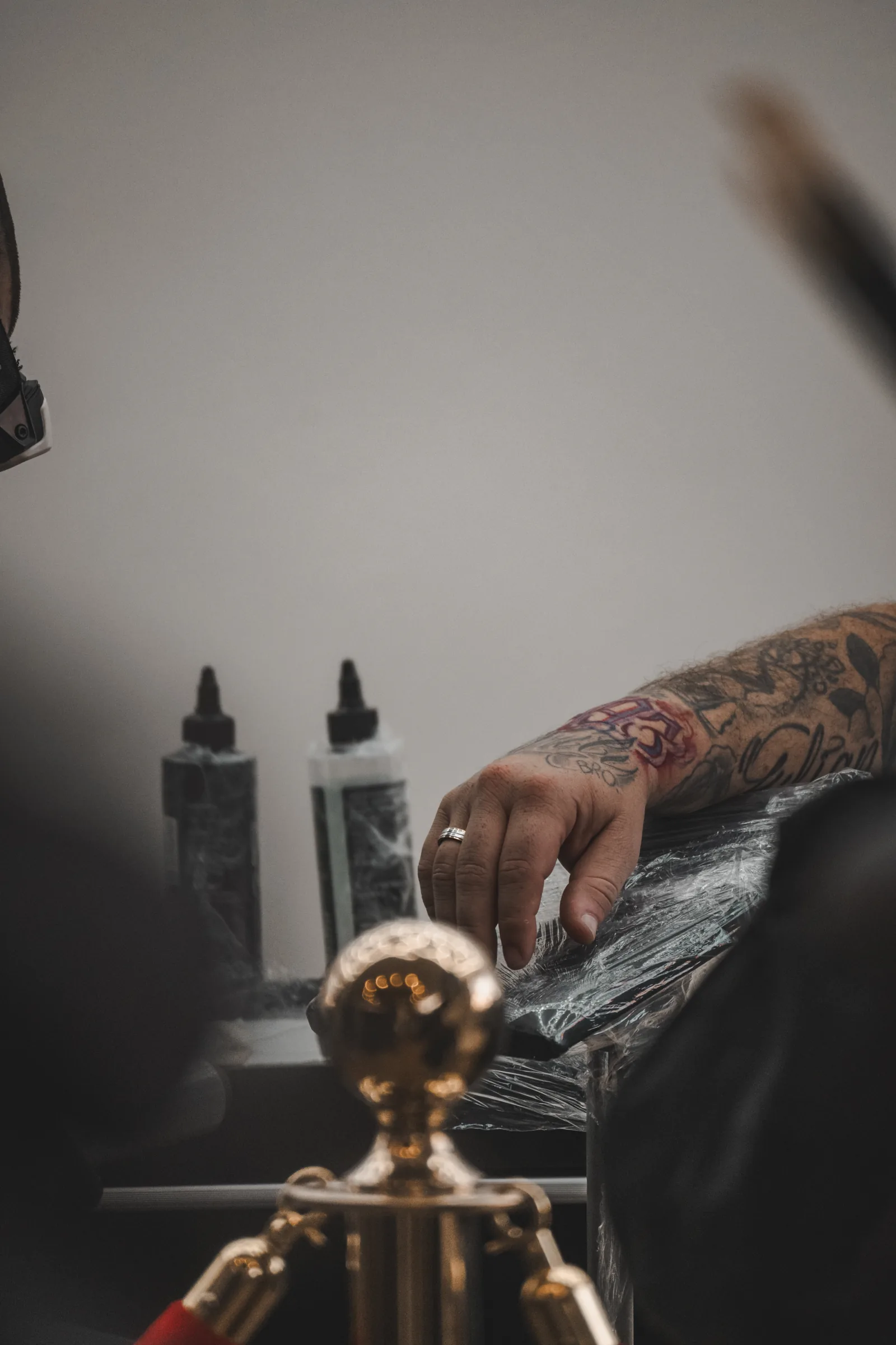Arbeitsplatz mit Tätowiermaschine und Tattoo-Farben — Neueröffnung Borderland Tattoo Aachen, Event-Reportage, Foto eoglou media design Aachen