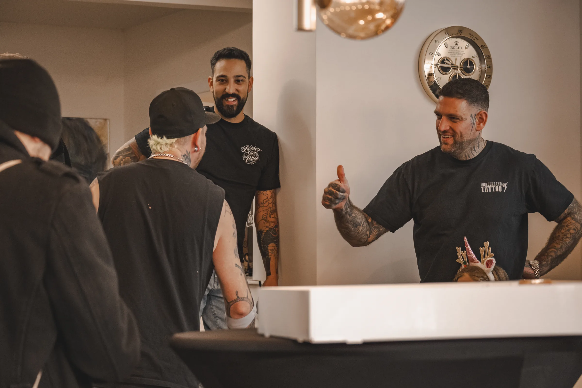 Begrüßung der Gäste am Empfangstresen — Neueröffnung Borderland Tattoo Aachen, Event-Reportage, Foto eoglou media design Aachen