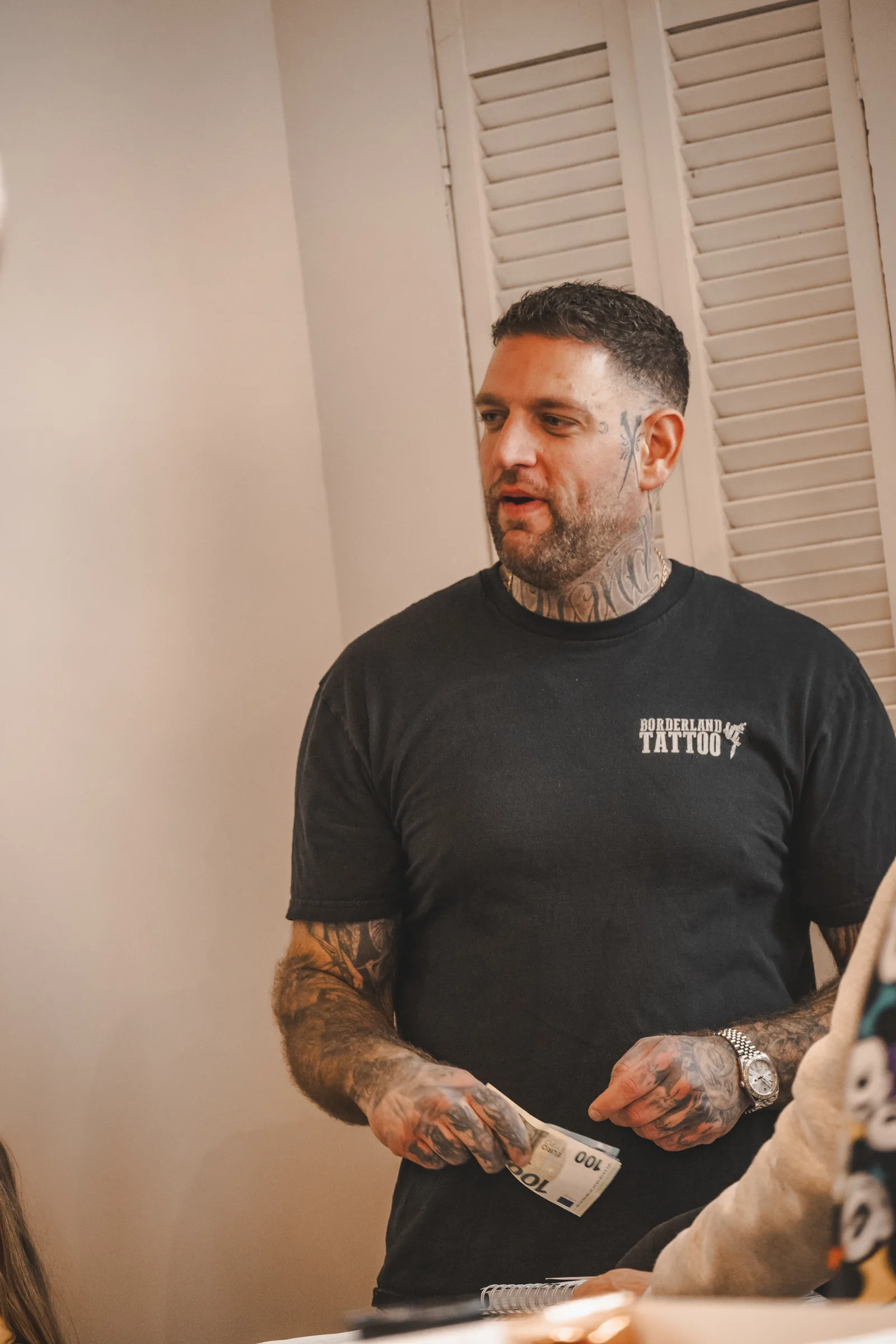 Tätowierer im Studio-Shirt — Neueröffnung Borderland Tattoo Aachen, Event-Reportage, Foto eoglou media design Aachen