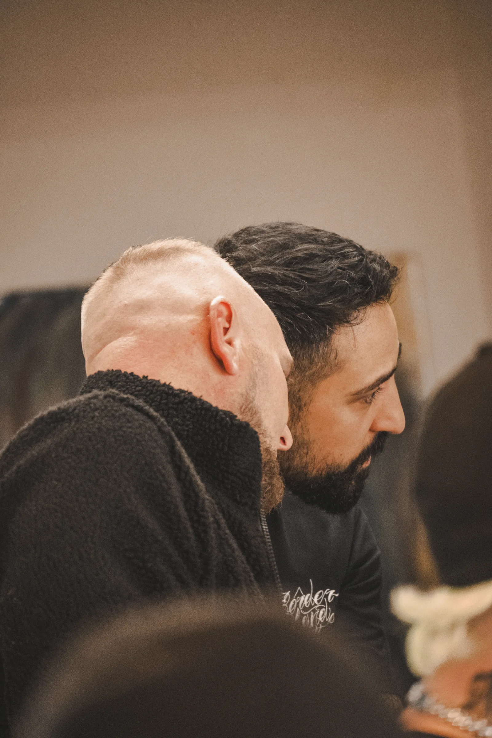 Gespräch zweier Gäste im Profil — Neueröffnung Borderland Tattoo Aachen, Event-Reportage, Foto eoglou media design Aachen