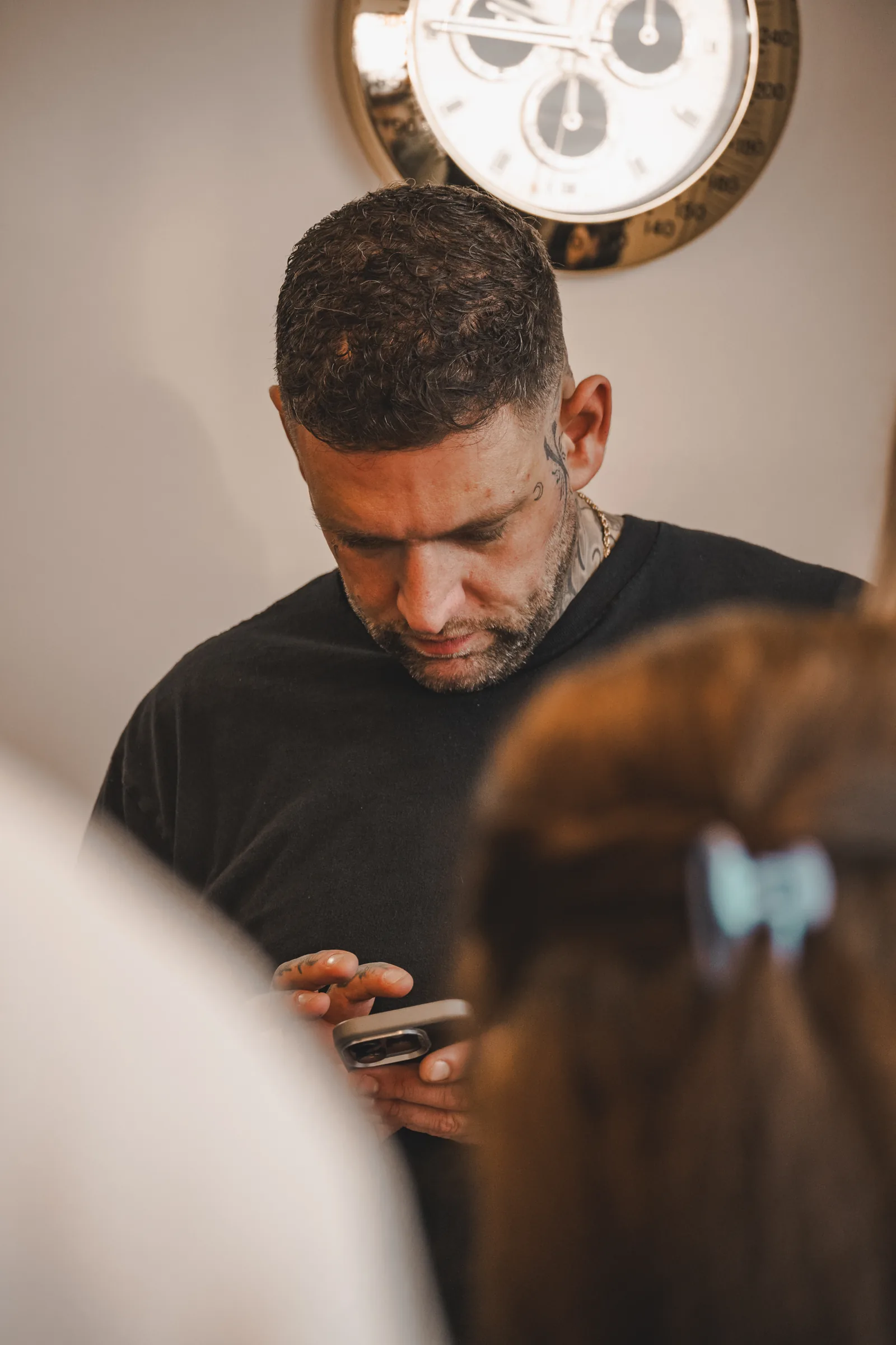 Beratung am Smartphone im Studio — Neueröffnung Borderland Tattoo Aachen, Event-Reportage, Foto eoglou media design Aachen