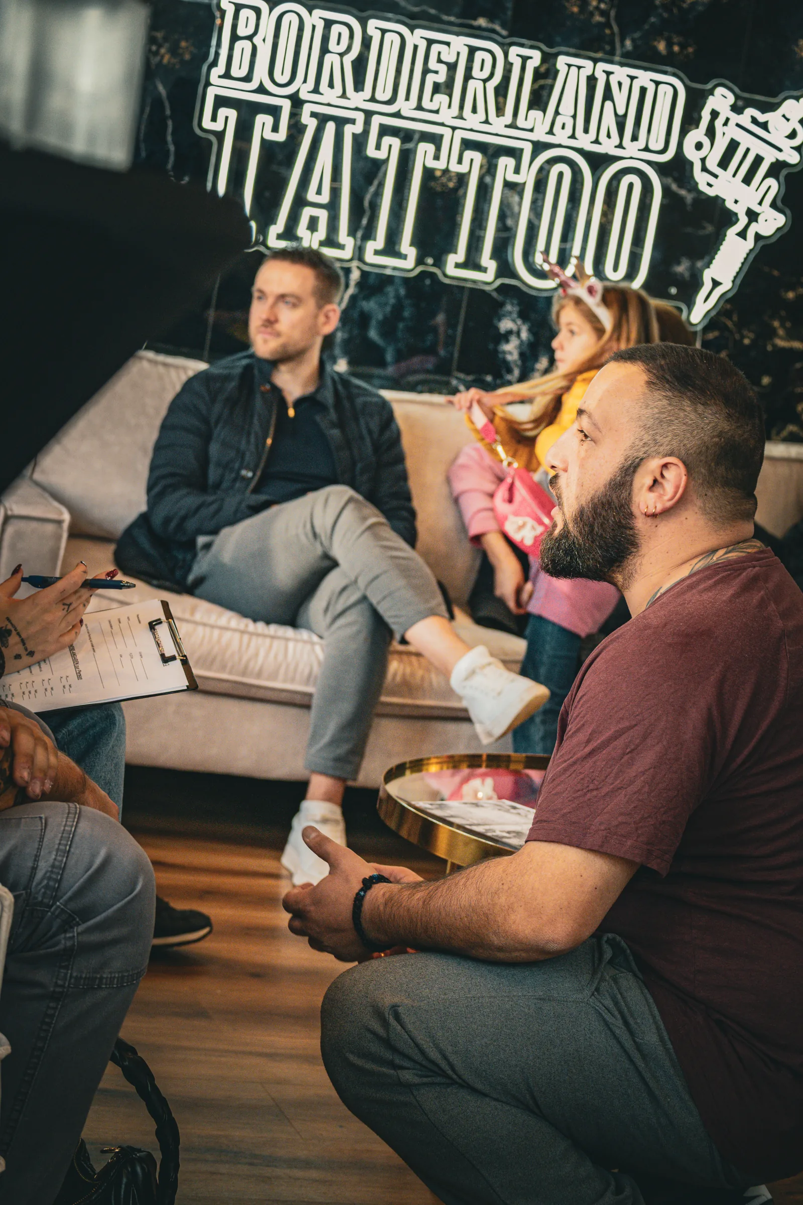 Gespräch auf der Couch — Neueröffnung Borderland Tattoo Aachen, Event-Reportage, Foto eoglou media design Aachen