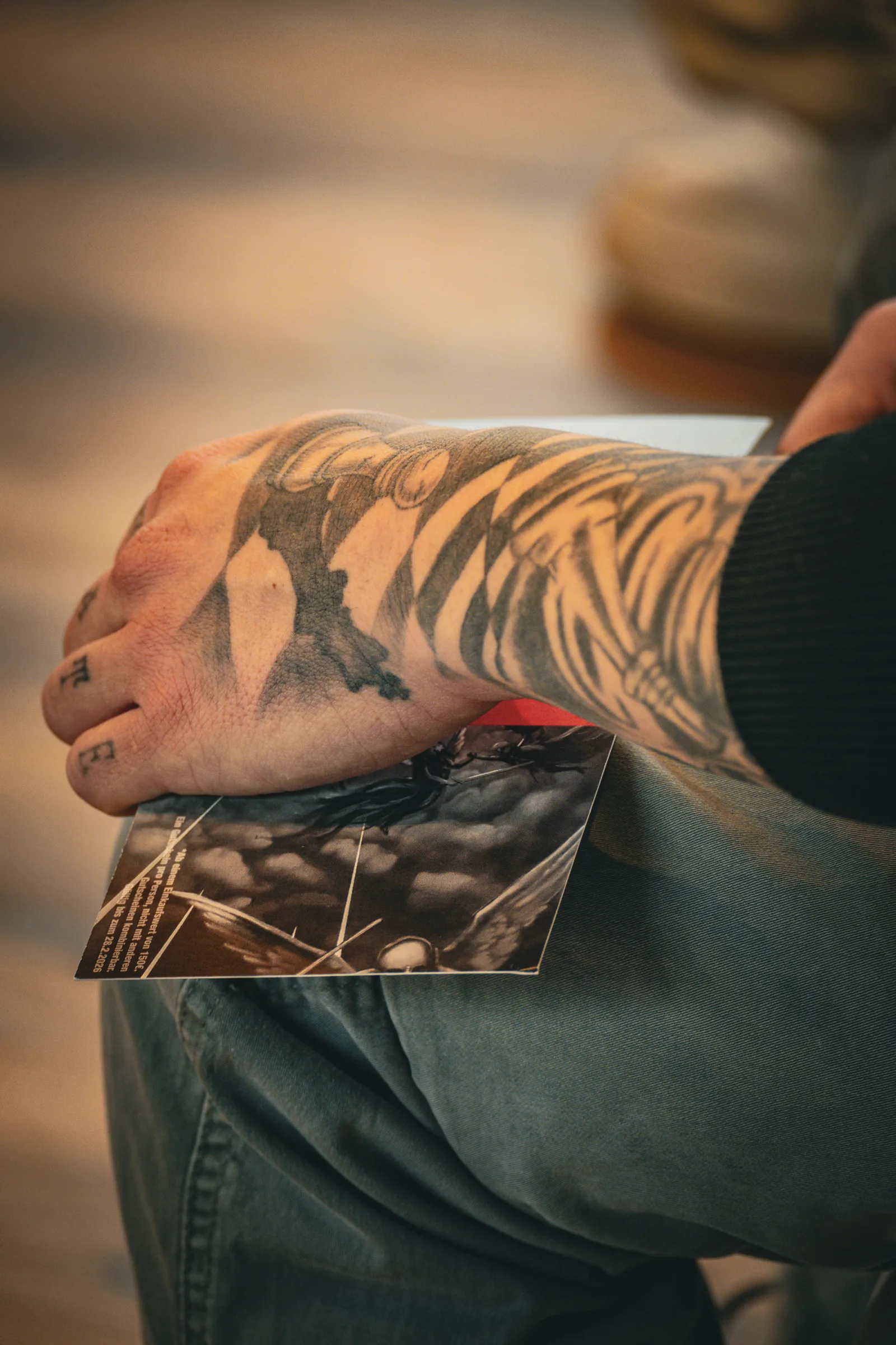 Tätowierte Hand mit Gutschein-Karte — Neueröffnung Borderland Tattoo Aachen, Event-Reportage, Foto eoglou media design Aachen
