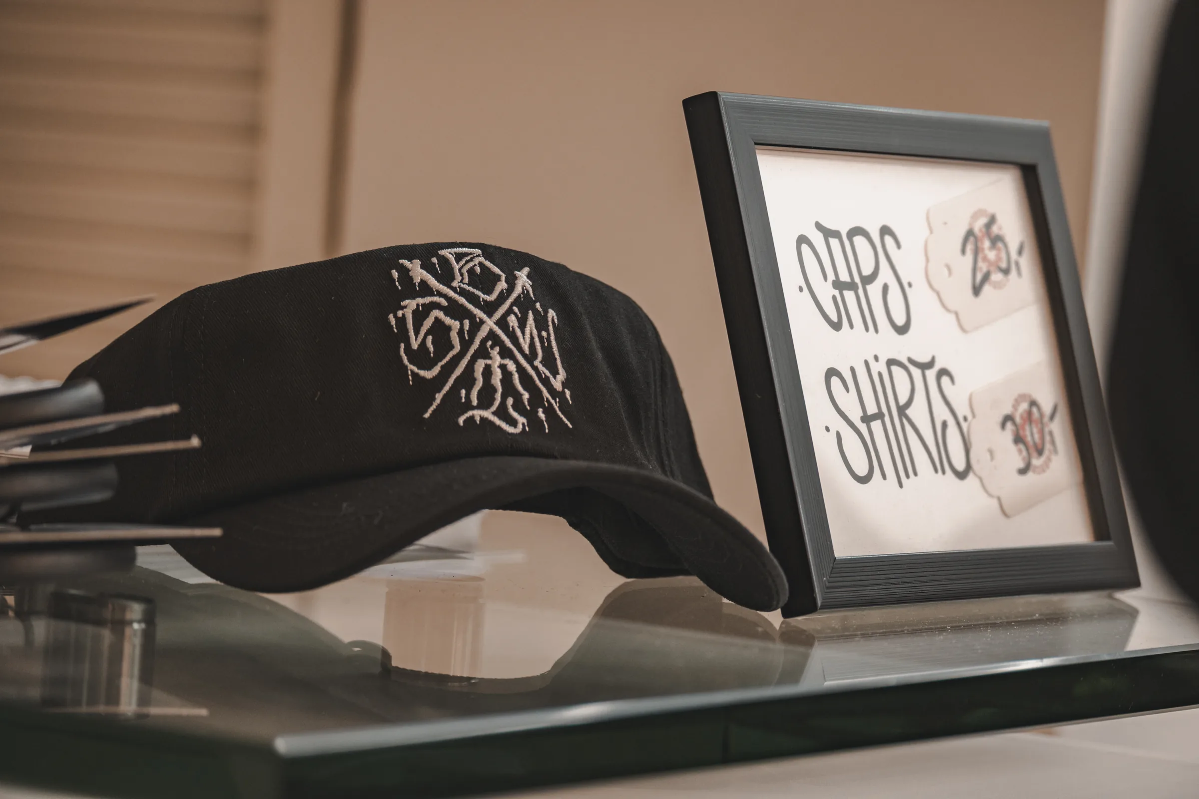 Cap auf dem Merch-Display — Neueröffnung Borderland Tattoo Aachen, Event-Reportage, Foto eoglou media design Aachen
