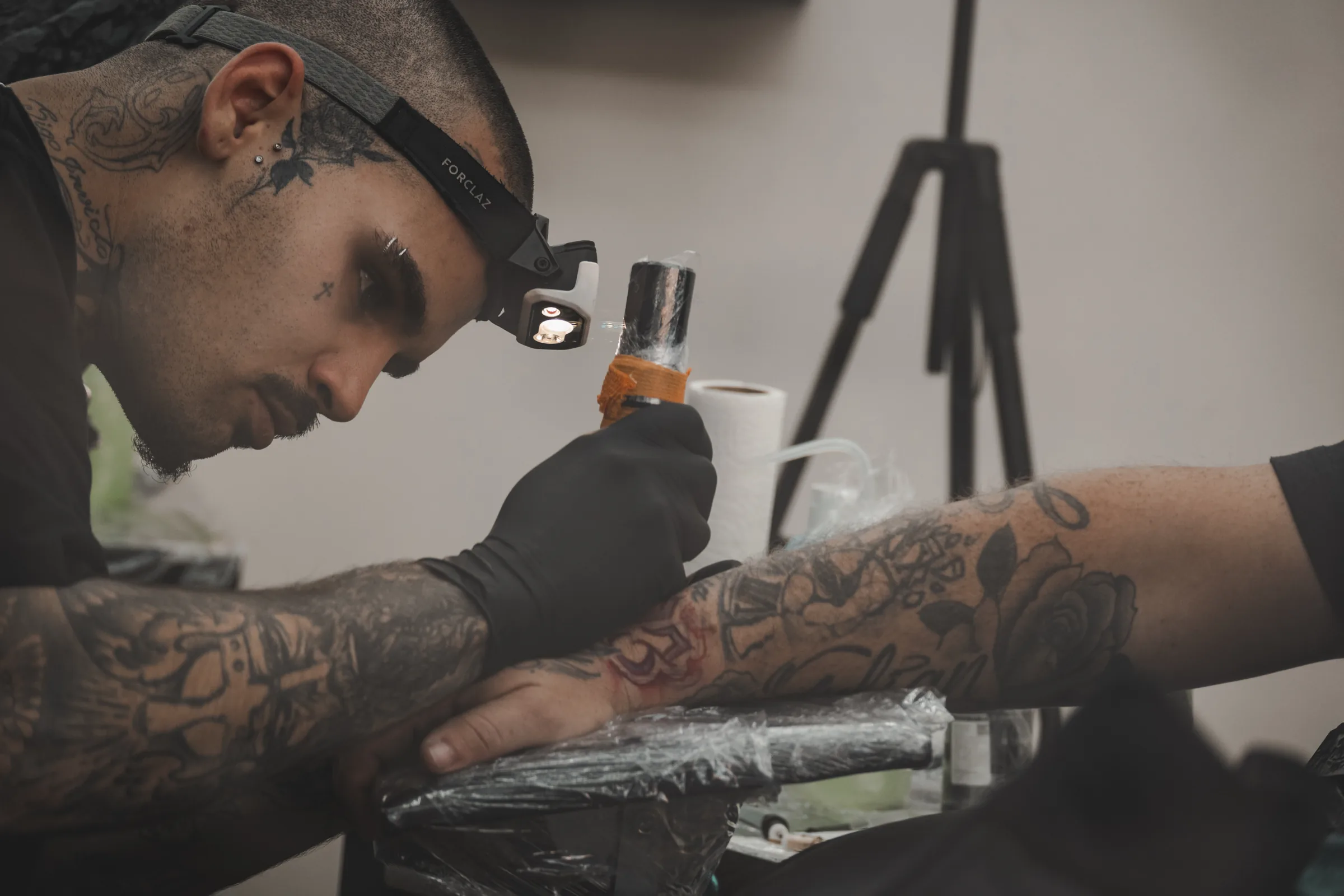Tätowieren mit Stirnlampe — Neueröffnung Borderland Tattoo Aachen, Event-Reportage, Foto eoglou media design Aachen