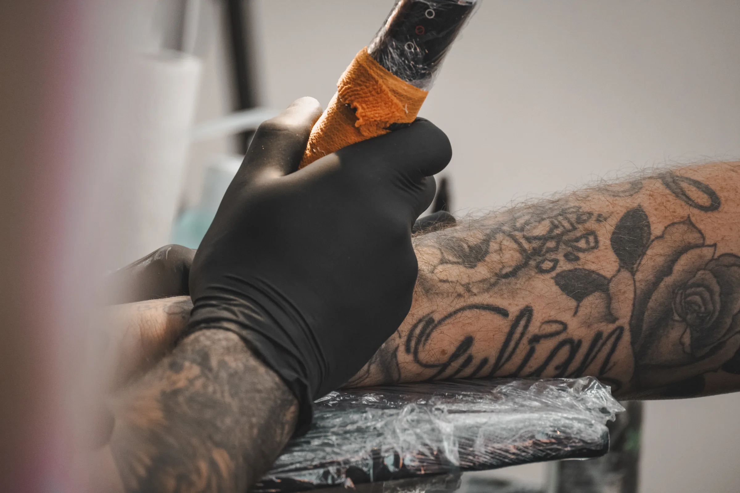 Lettering-Tattoo am Unterarm entsteht — Neueröffnung Borderland Tattoo Aachen, Event-Reportage, Foto eoglou media design Aachen