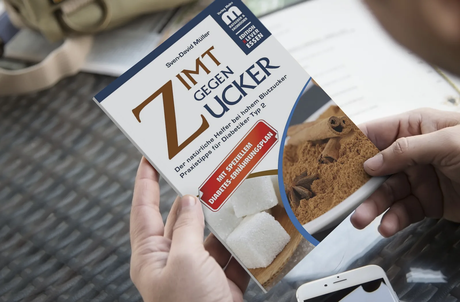 Buchcover Zimt gegen Zucker von Sven-David M&uuml;ller in der Hand &mdash; Cover-Design von Emrach aus Aachen, entstanden beim Verlag Mainz