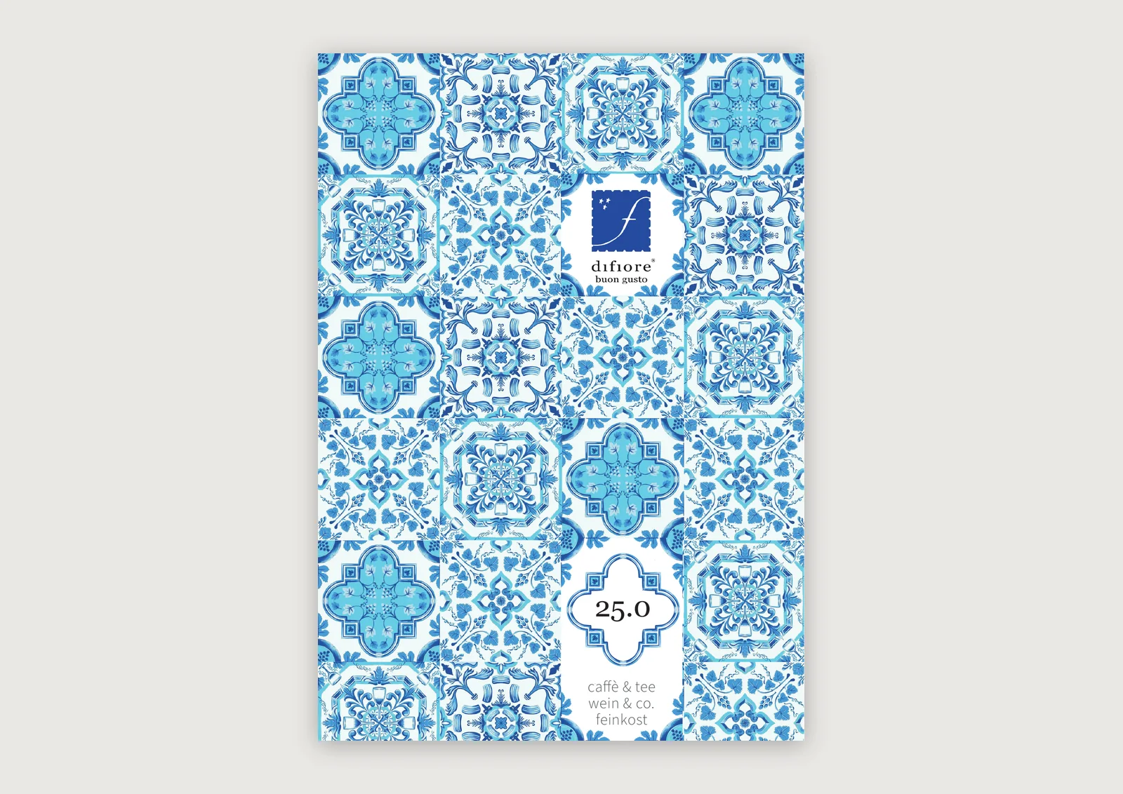 Cover des difiore-Sortimentskatalogs Caffè und Tee, Wein und Co. mit blauem Azulejo-Fliesenmuster — Reinzeichnung von Emrach aus Aachen
