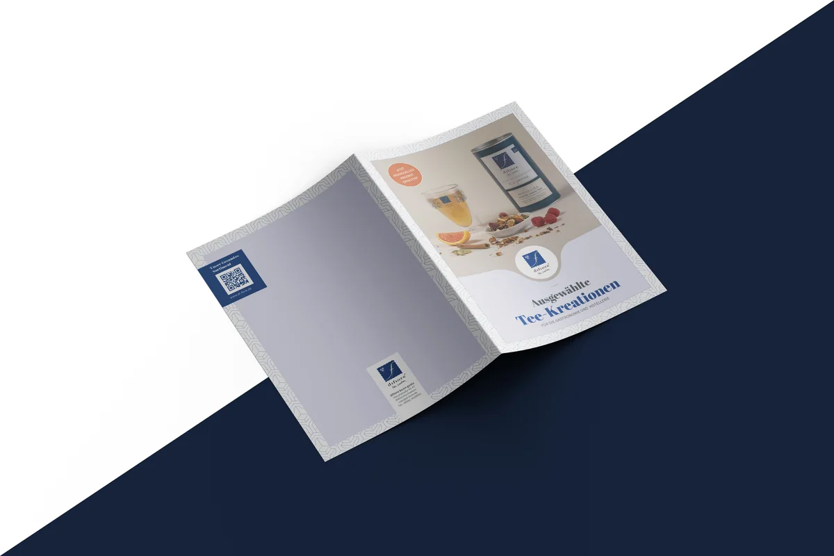 Tee-Flyer der Marke difiore tea creation mit Teeglas und Teedose als Mockup — Editorial Design von Emrach aus Aachen