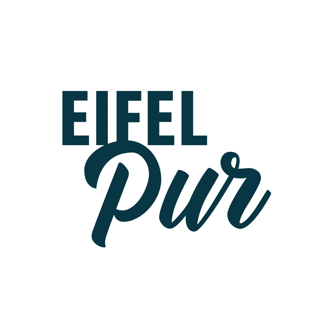 Eifel Pur Logo — Profilbild-Variante für Social-Media, weiß auf petrolblau, Design von Emrach aus Aachen