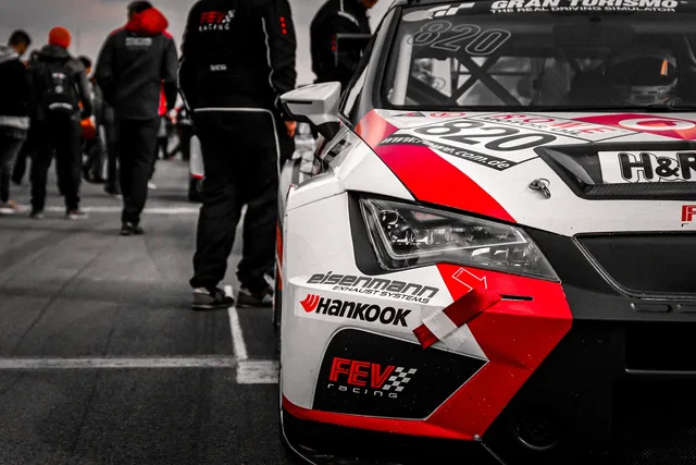 FEV-Racing-Boxencrew am Rennwagen — Motorsport-Referenz von eoglou