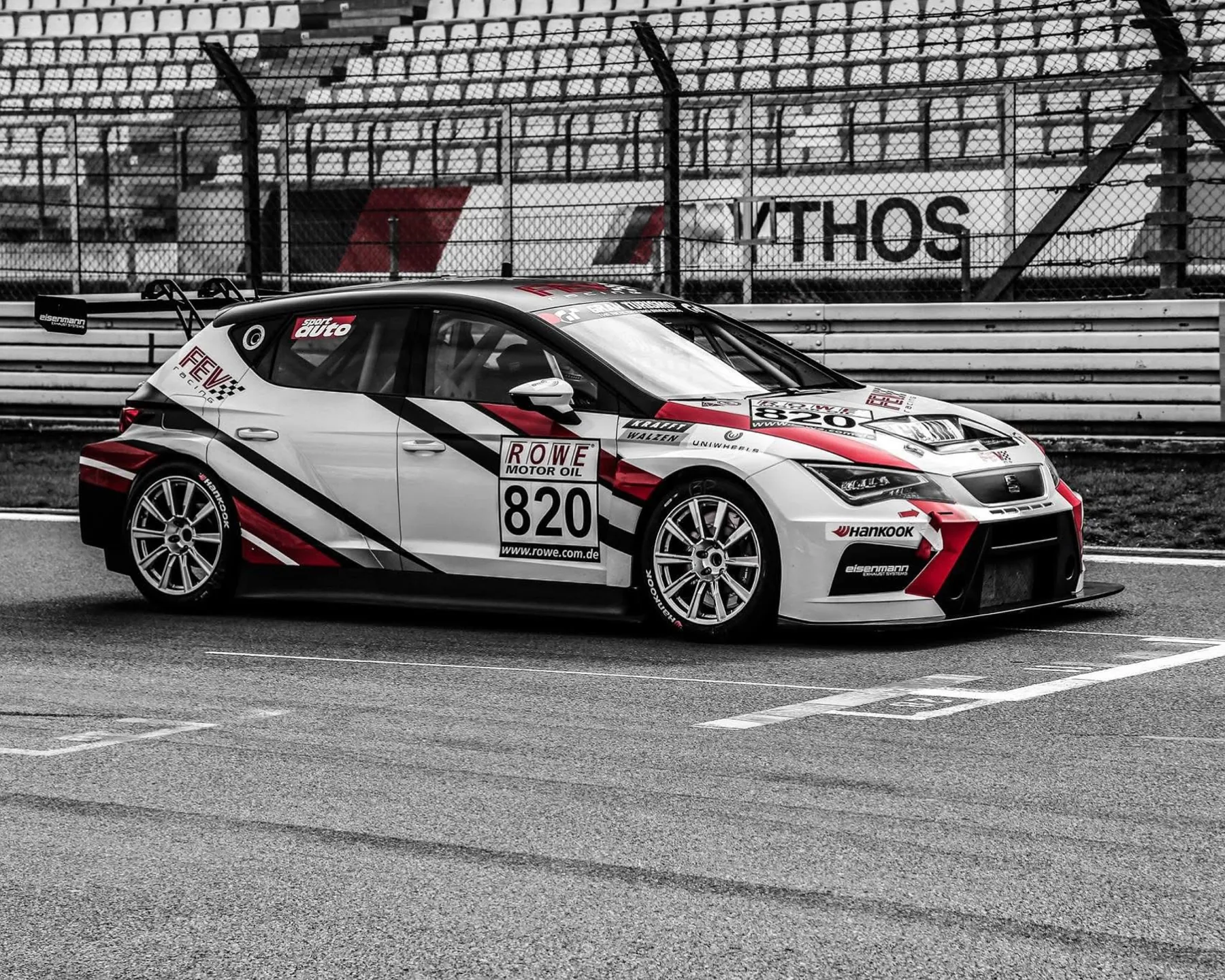 Pit-Shot mit Pathos-Tribüne und ROWE Motor Oil Livery — FEV Racing Case von eoglou | media design aus Aachen