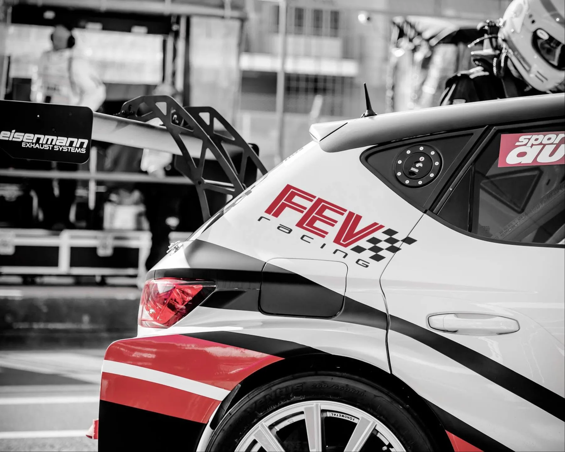 Logo-Applikation am Fahrzeug-Heck, Nahaufnahme — FEV Racing Case von eoglou | media design aus Aachen