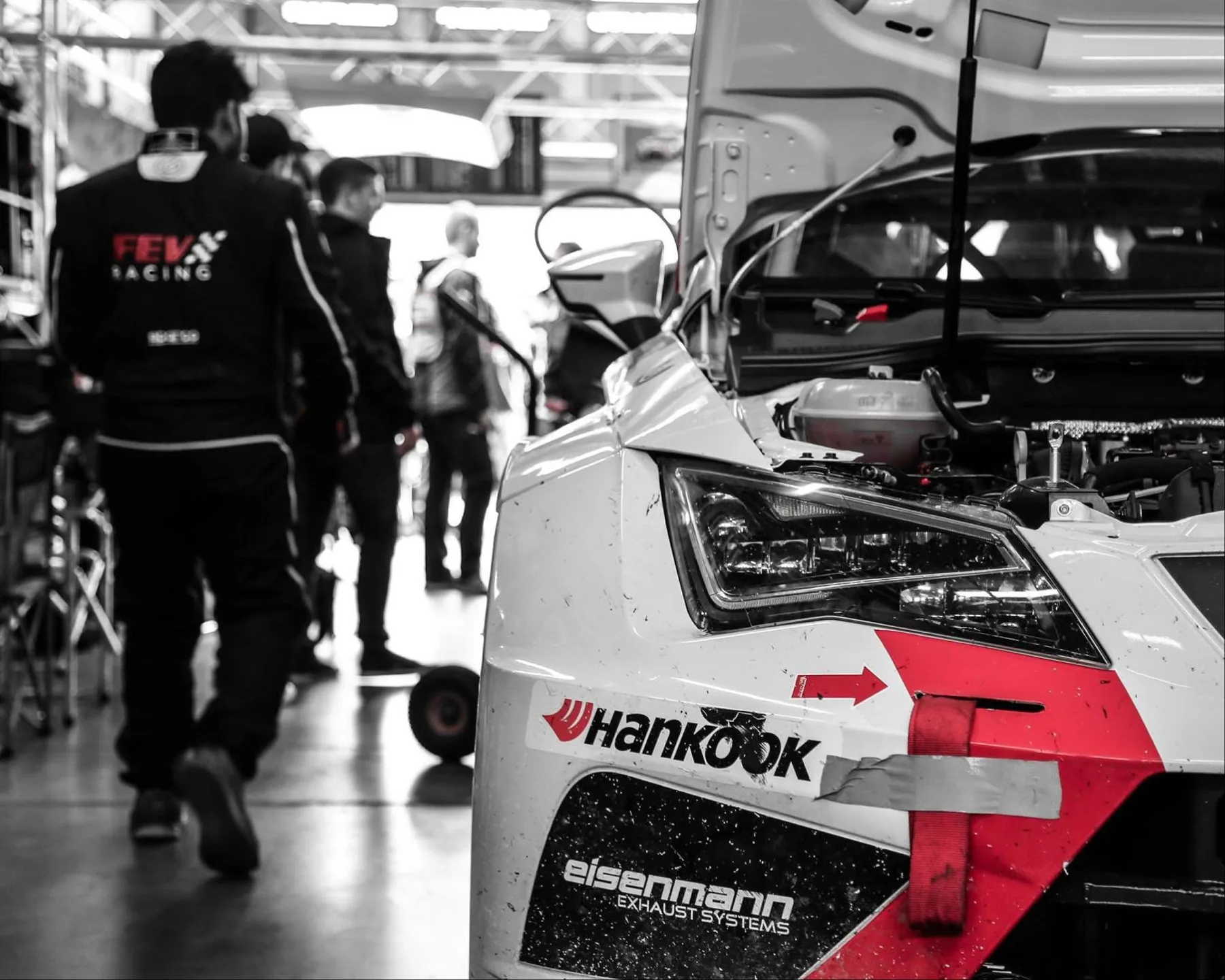 Logo-Applikation am Fahrzeug-Heck, Nahaufnahme — Variante 2 — FEV Racing Case von eoglou | media design aus Aachen