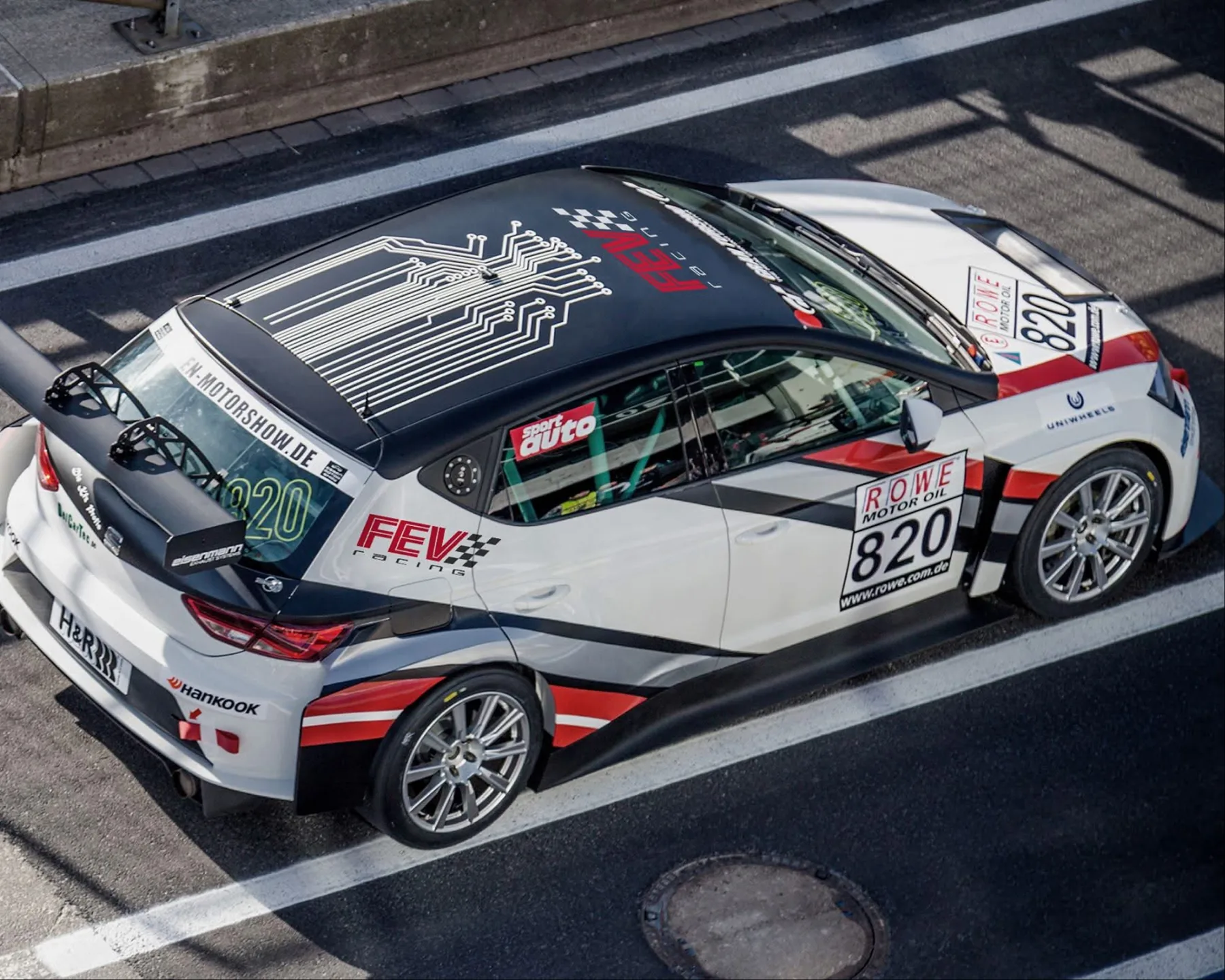 Boxenstopp — Team-Arbeit am Rennwagen — Variante 2 — FEV Racing Case von eoglou | media design aus Aachen