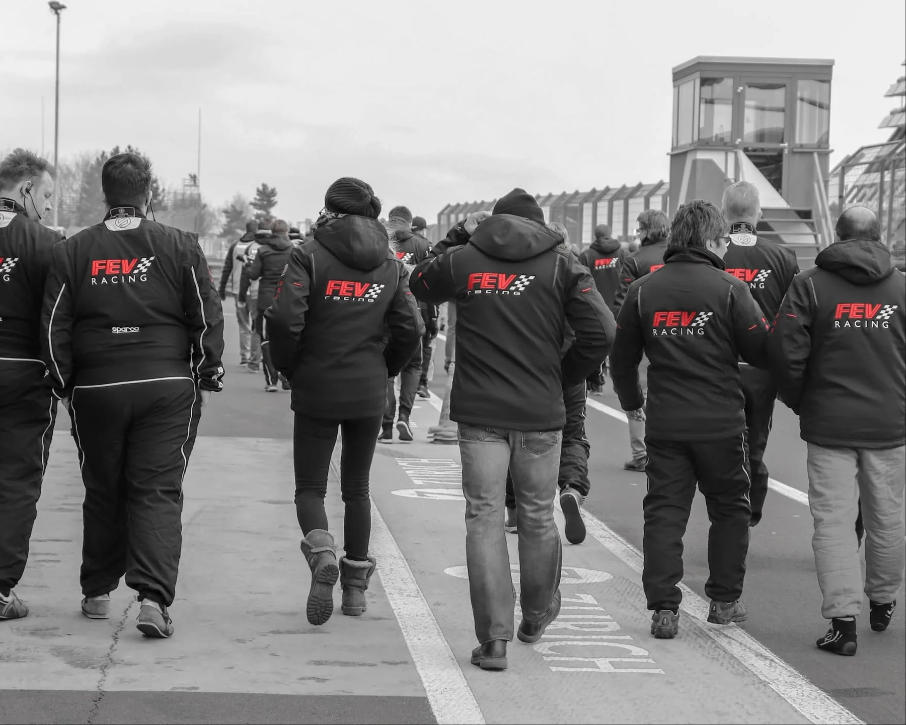 Crew auf der Boxenstraße in FEV-Racing-Jacken — FEV Racing Case von eoglou | media design aus Aachen