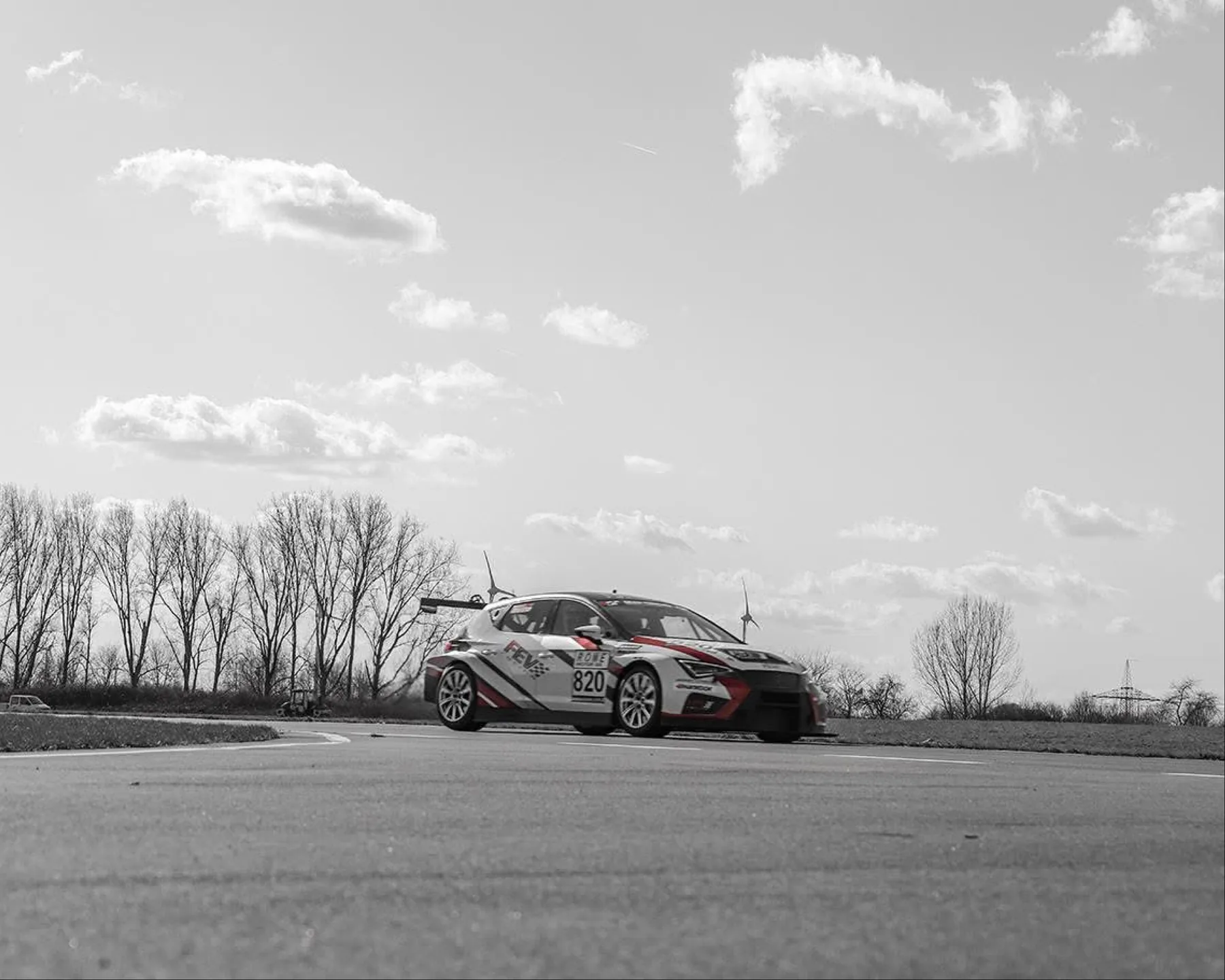Rennwagen auf der Strecke mit Wolkenhimmel (B&W) — FEV Racing Case von eoglou | media design aus Aachen