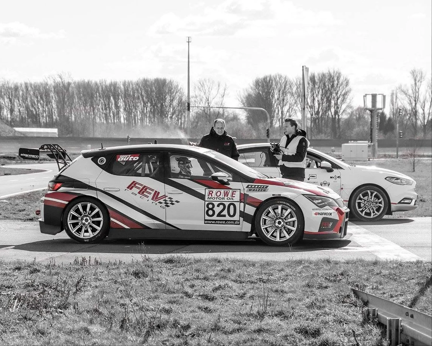 Rennwagen auf der Strecke mit Wolkenhimmel (B&W) — Variante 2 — FEV Racing Case von eoglou | media design aus Aachen