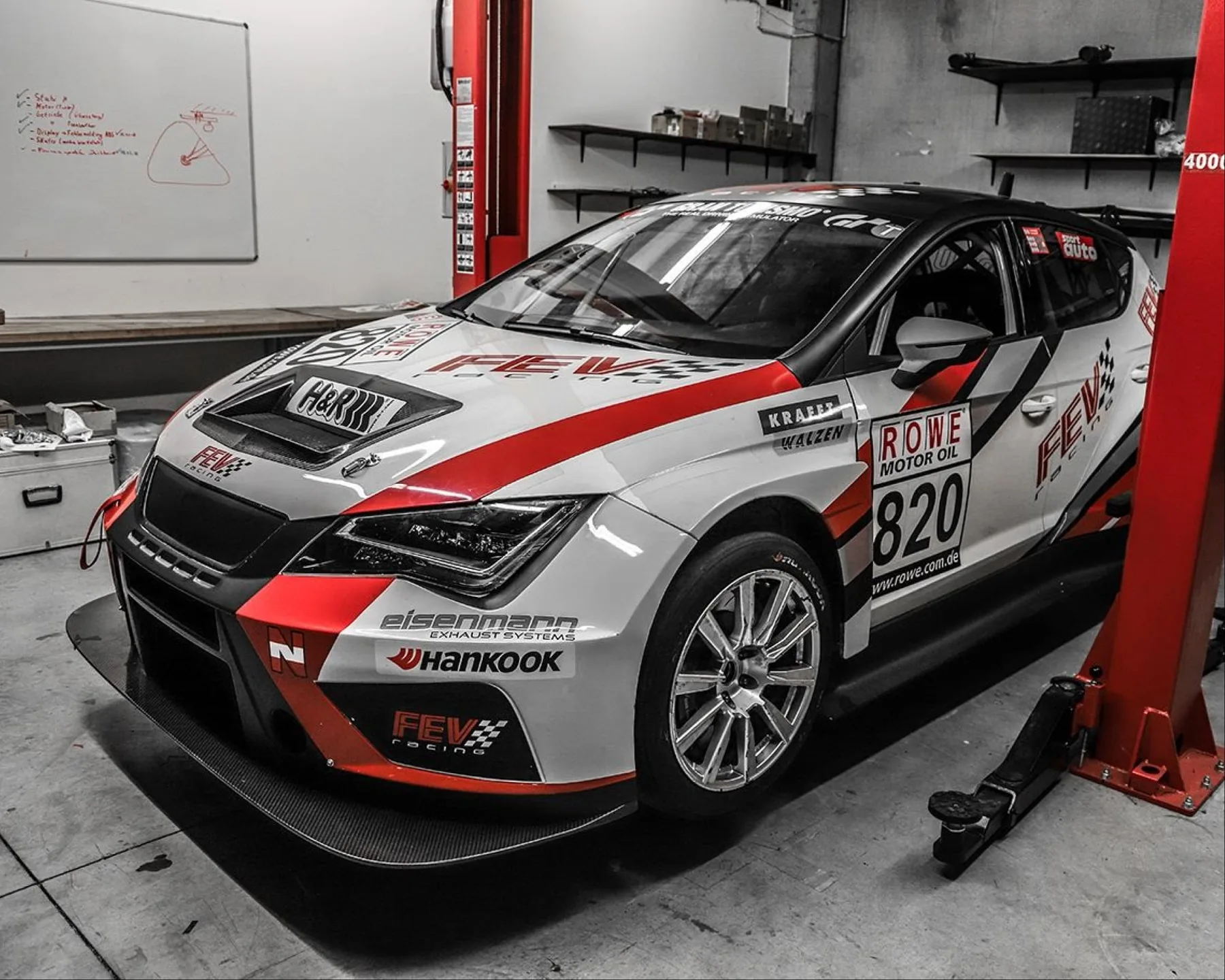 Rennwagen auf der Werkstatt-Hebebühne — FEV Racing Case von eoglou | media design aus Aachen