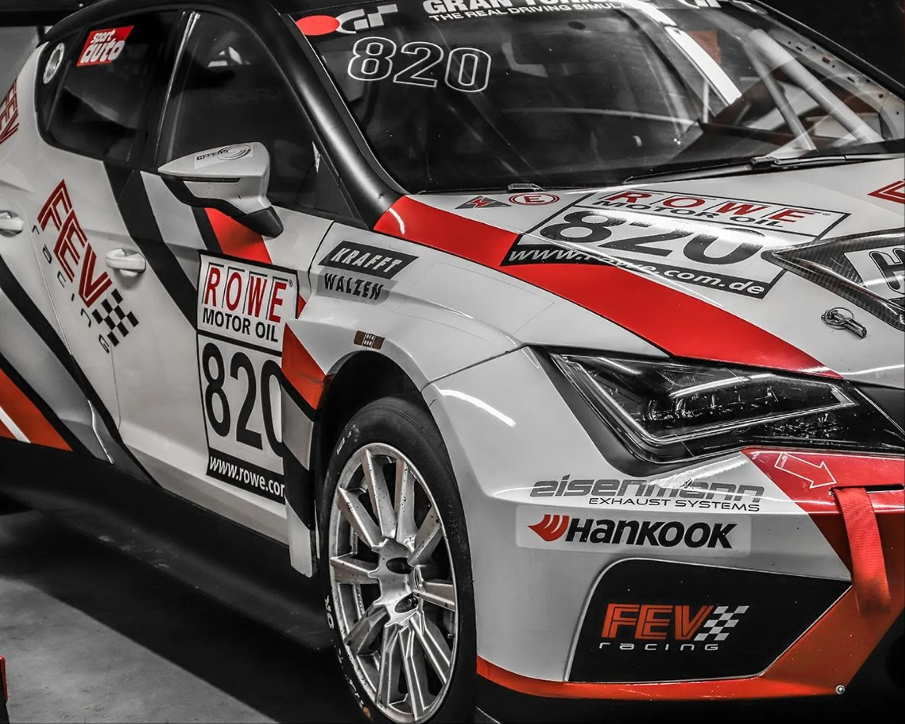 Rennwagen auf der Werkstatt-Hebebühne — Variante 3 — FEV Racing Case von eoglou | media design aus Aachen