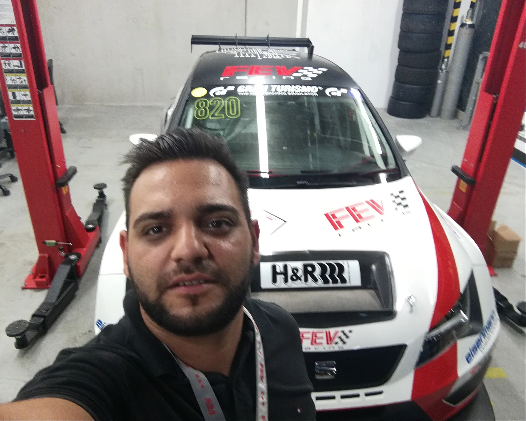 Portrait mit Rennwagen im Pit — Variante 2 — FEV Racing Case von eoglou | media design aus Aachen