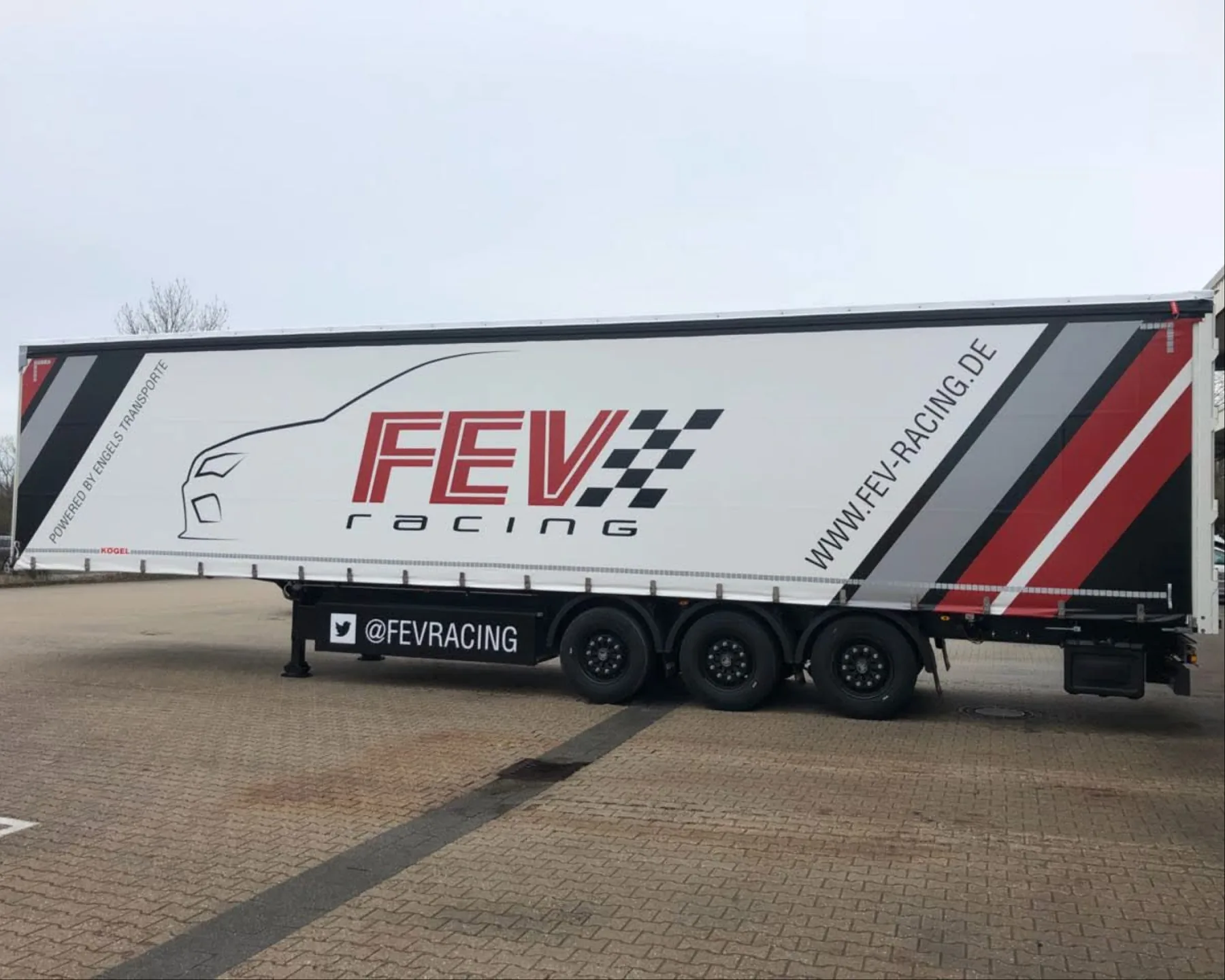 Transport-LKW mit vollflächiger FEV-Racing-Livery — FEV Racing Case von eoglou | media design aus Aachen