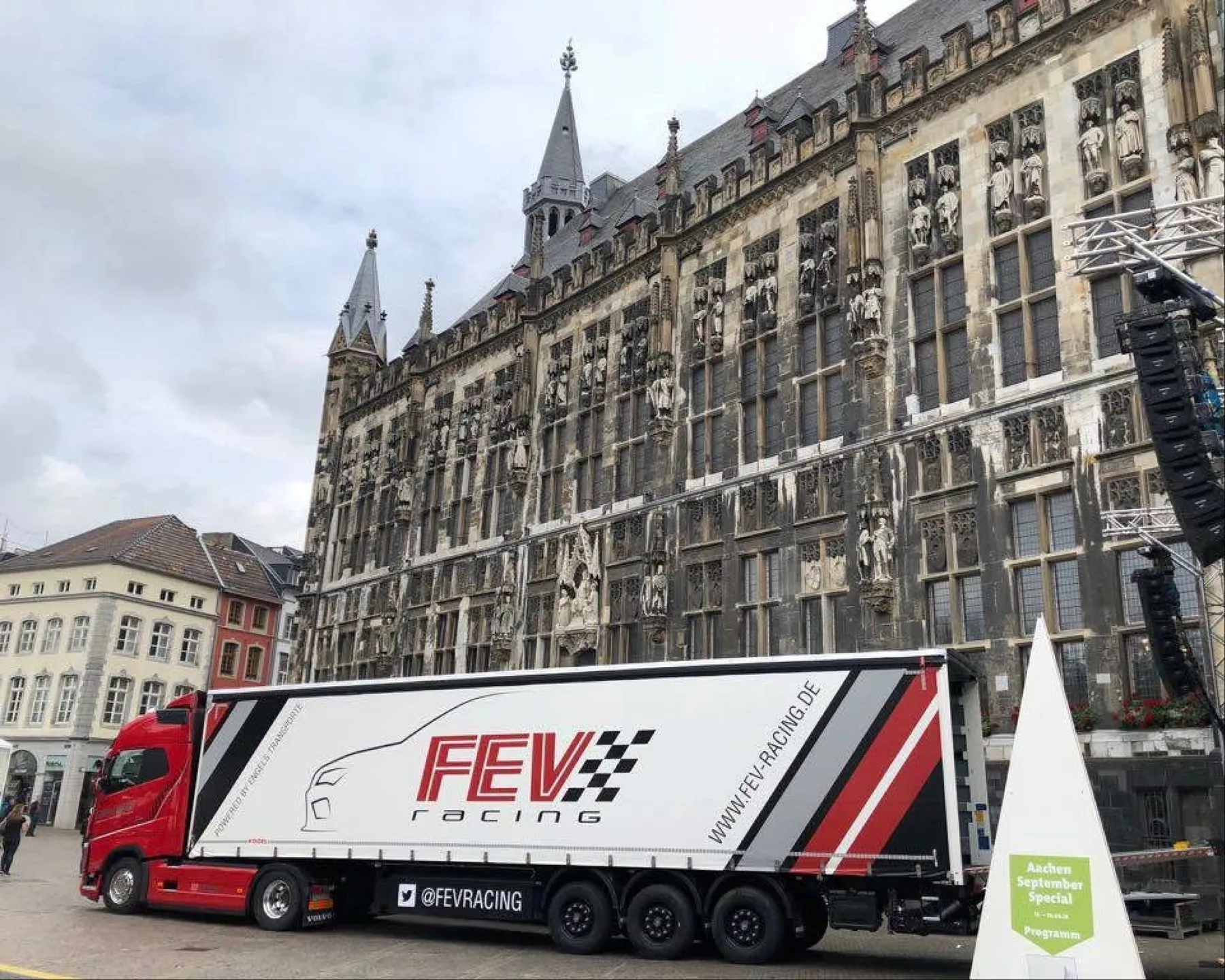 Transport-LKW mit vollflächiger FEV-Racing-Livery — Variante 2 — FEV Racing Case von eoglou | media design aus Aachen