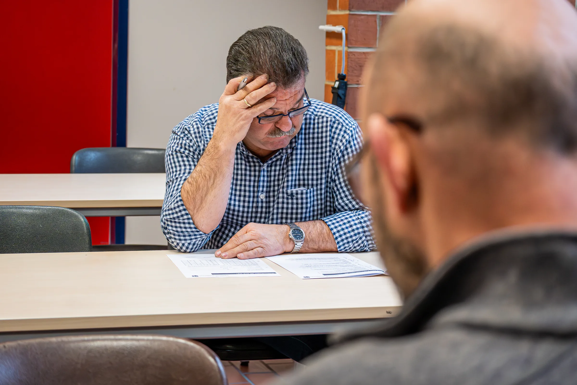 Teilnehmer beim Theorieteil am Tisch — Industriereportage IKV/RWTH Aachen — Kunststofftechnik-Grundlehrgang, Foto eoglou media design Aachen