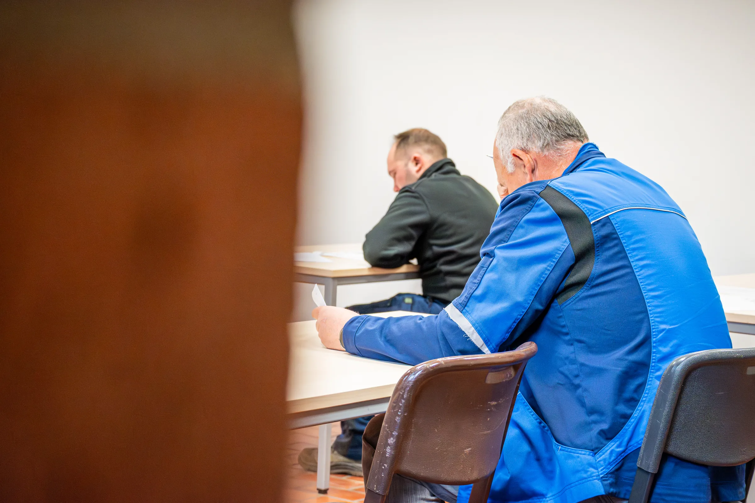 Teilnehmer macht Notizen im Lehrgang — Industriereportage IKV/RWTH Aachen — Kunststofftechnik-Grundlehrgang, Foto eoglou media design Aachen