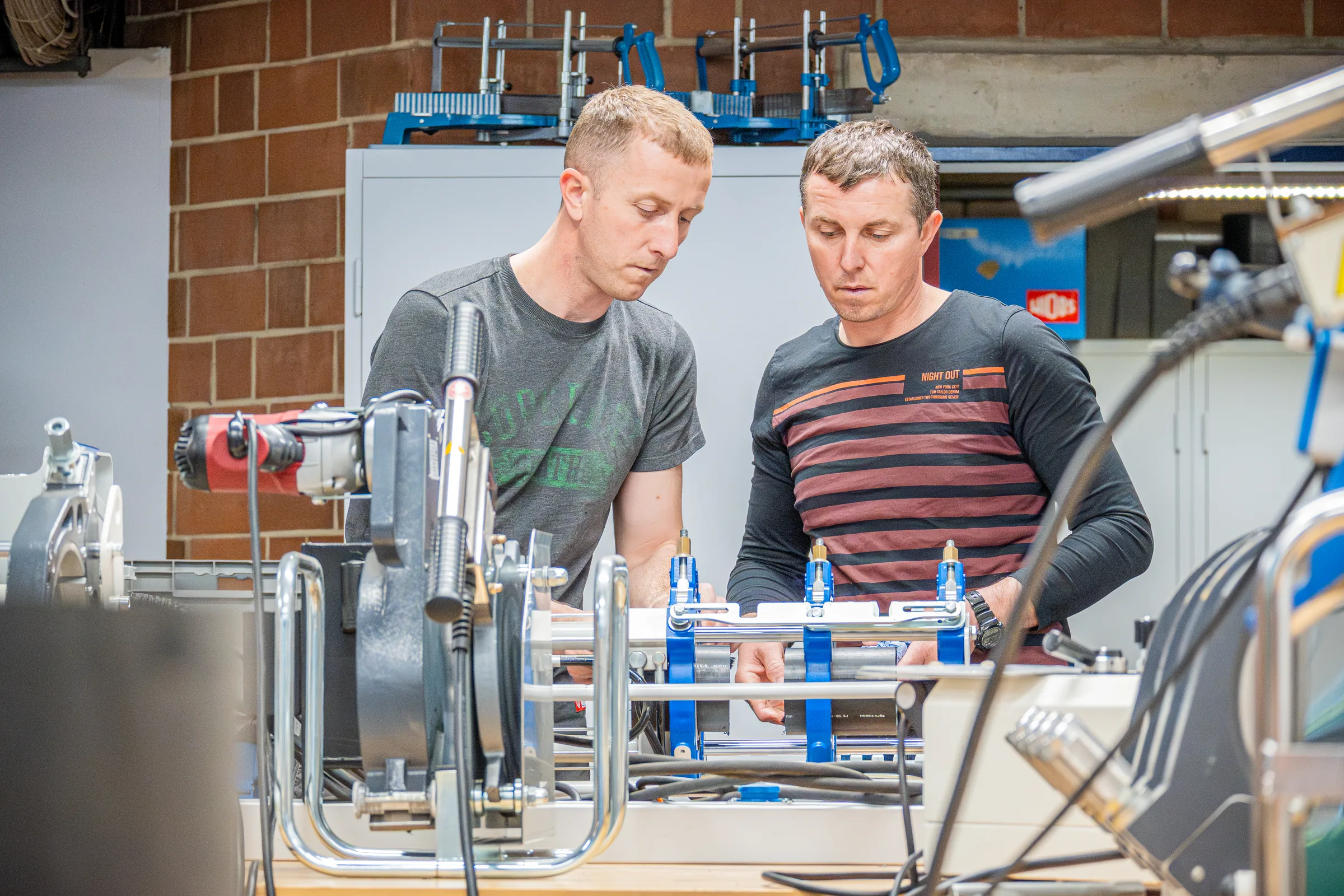 Zwei Teilnehmer arbeiten gemeinsam am Werkstück — Industriereportage IKV/RWTH Aachen — Kunststofftechnik-Grundlehrgang, Foto eoglou media design Aachen