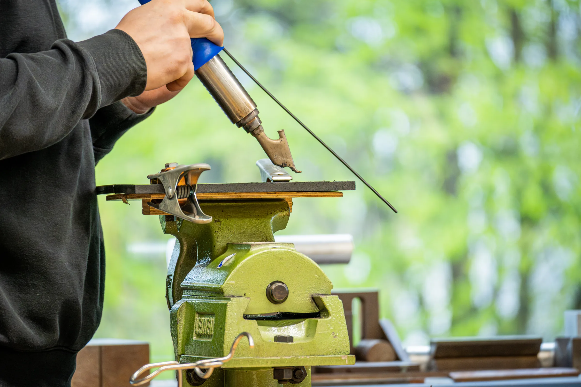 Teilnehmer arbeitet konzentriert an der Maschine — Industriereportage IKV/RWTH Aachen — Kunststofftechnik-Grundlehrgang, Foto eoglou media design Aachen