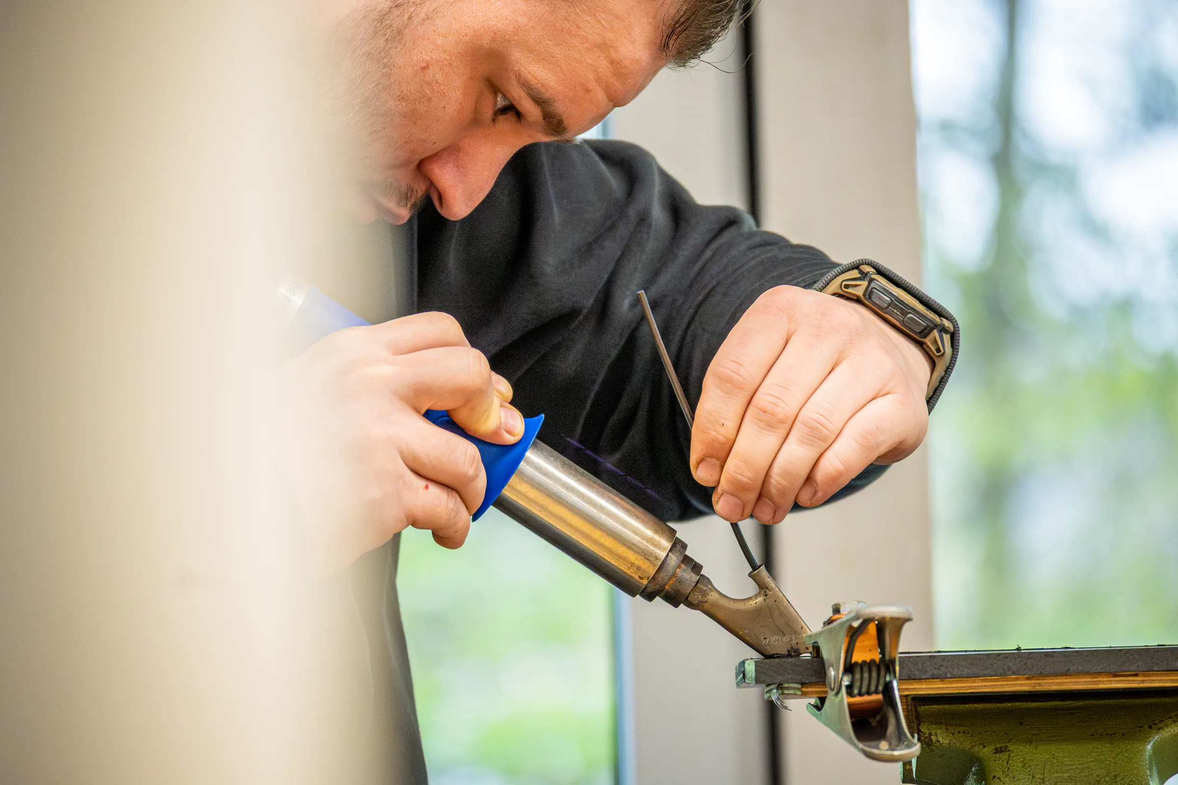 Teilnehmer an der Heizelement-Schweißmaschine — Industriereportage IKV/RWTH Aachen — Kunststofftechnik-Grundlehrgang, Foto eoglou media design Aachen