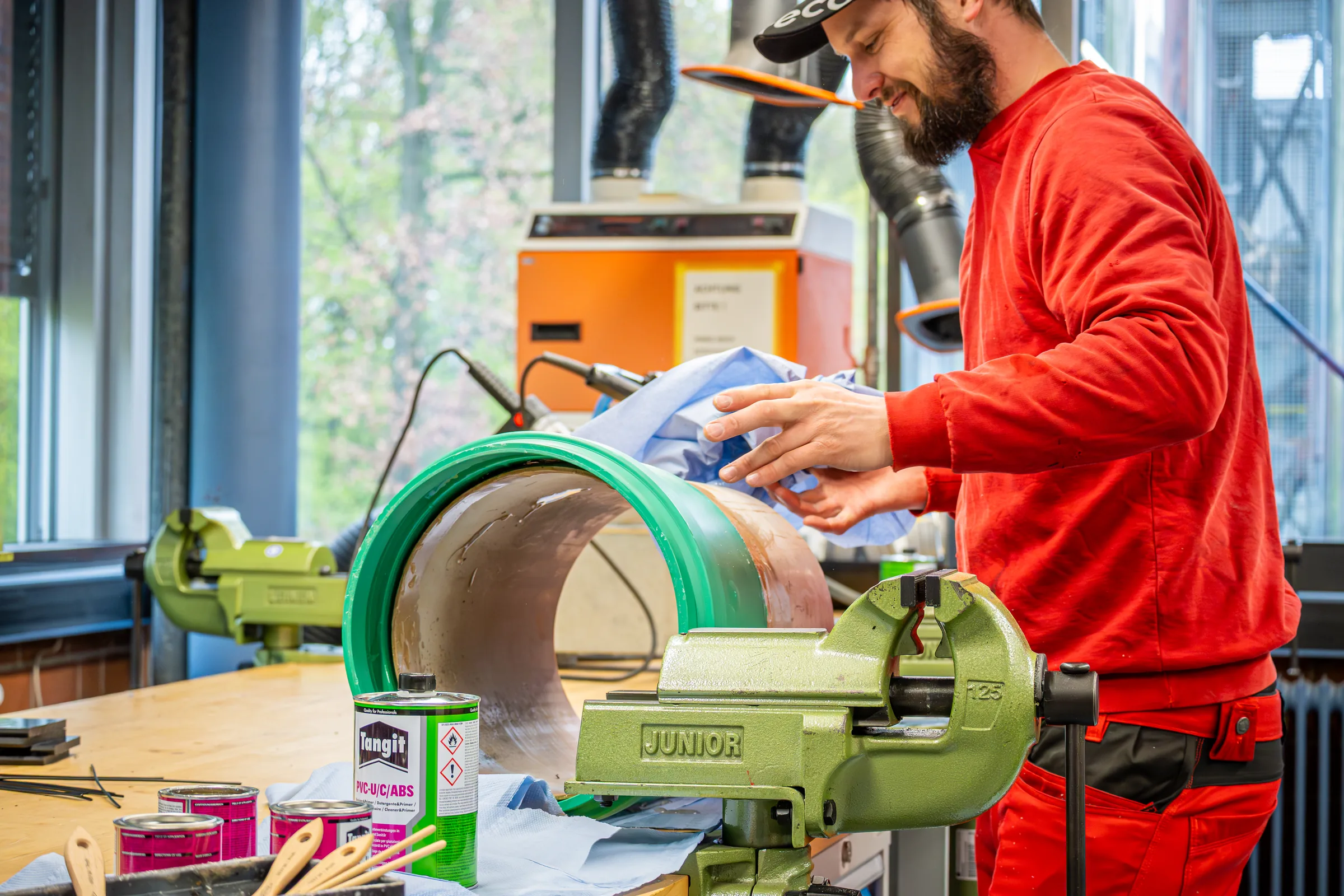 Arbeitsprozess am Kunststoff-Werkstück — Industriereportage IKV/RWTH Aachen — Kunststofftechnik-Grundlehrgang, Foto eoglou media design Aachen