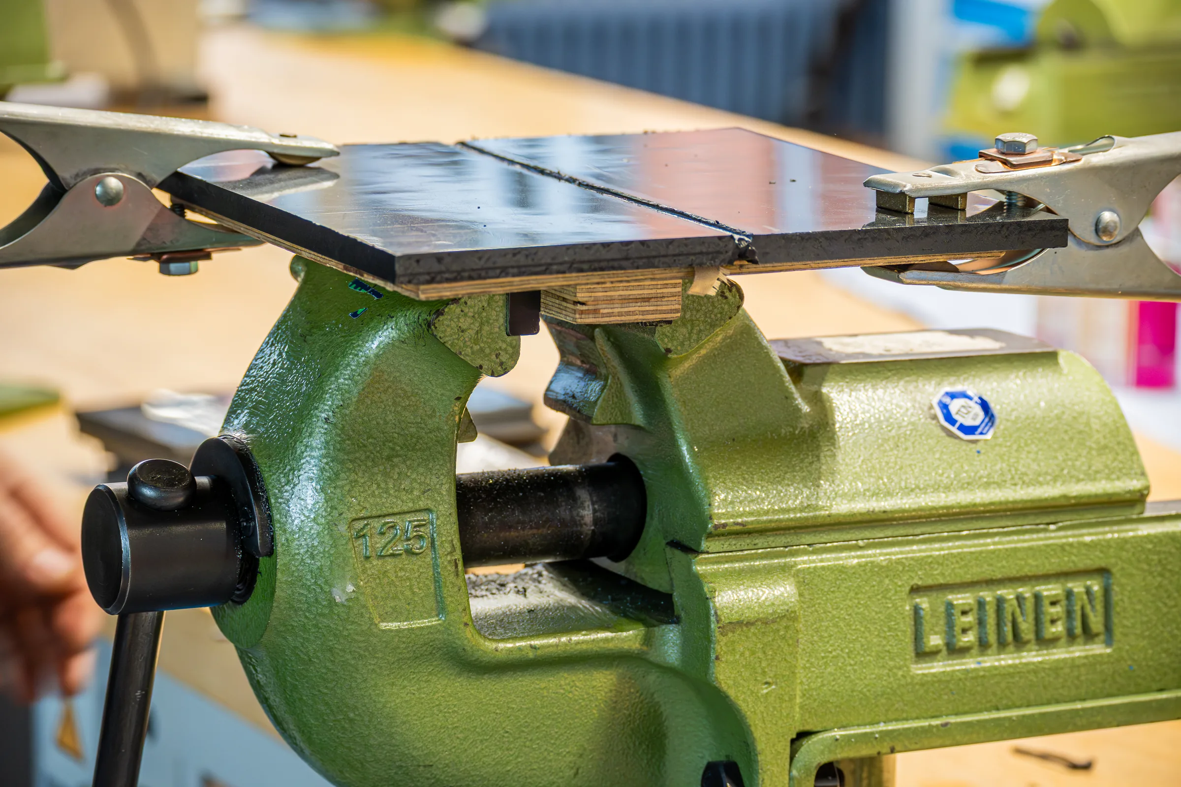 Grüne Heizelement-Schweißmaschine für Kunststoffrohre — Industriereportage IKV/RWTH Aachen — Kunststofftechnik-Grundlehrgang, Foto eoglou media design Aachen