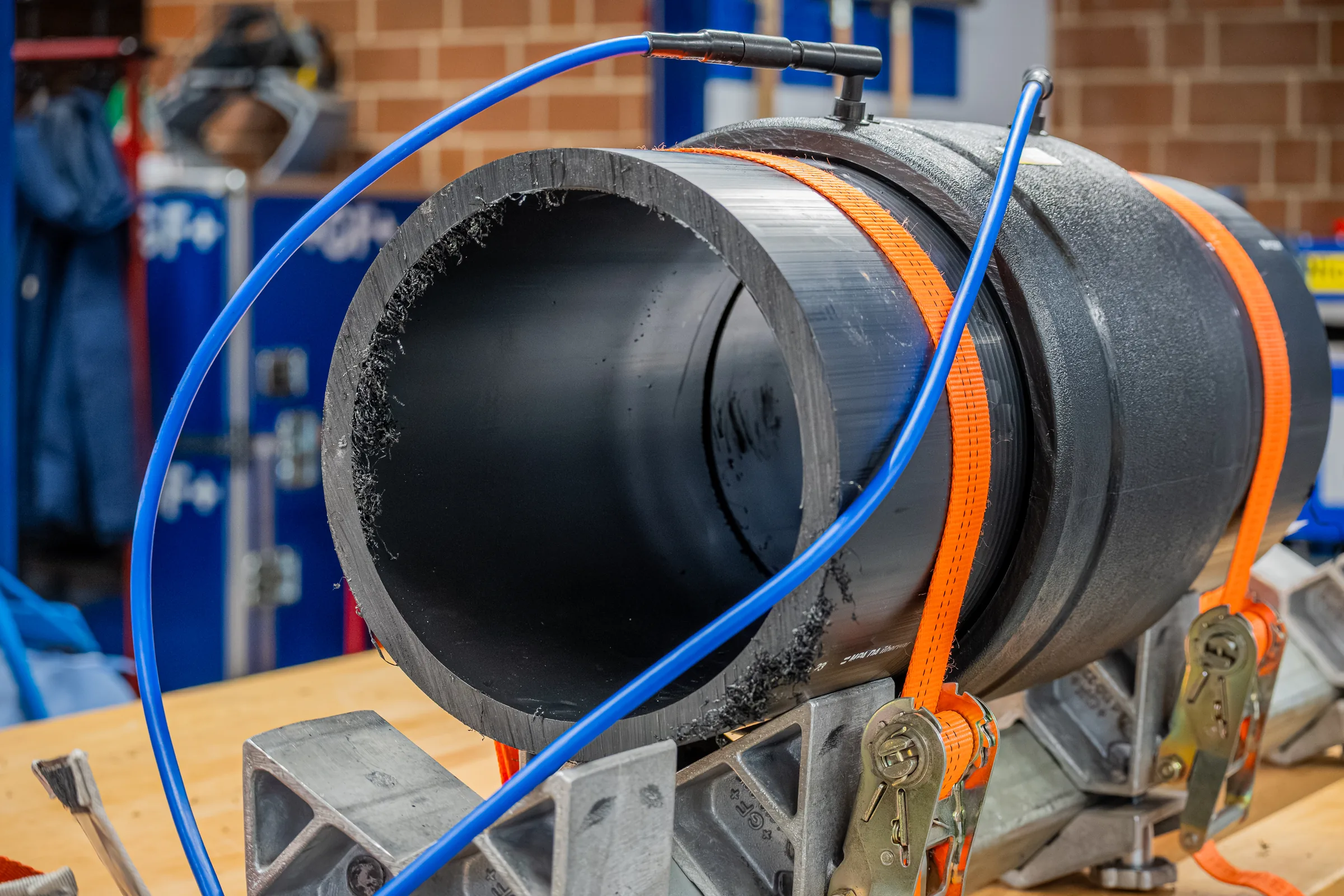 Arbeitsprozess am grünen Maschinenband — Industriereportage IKV/RWTH Aachen — Kunststofftechnik-Grundlehrgang, Foto eoglou media design Aachen