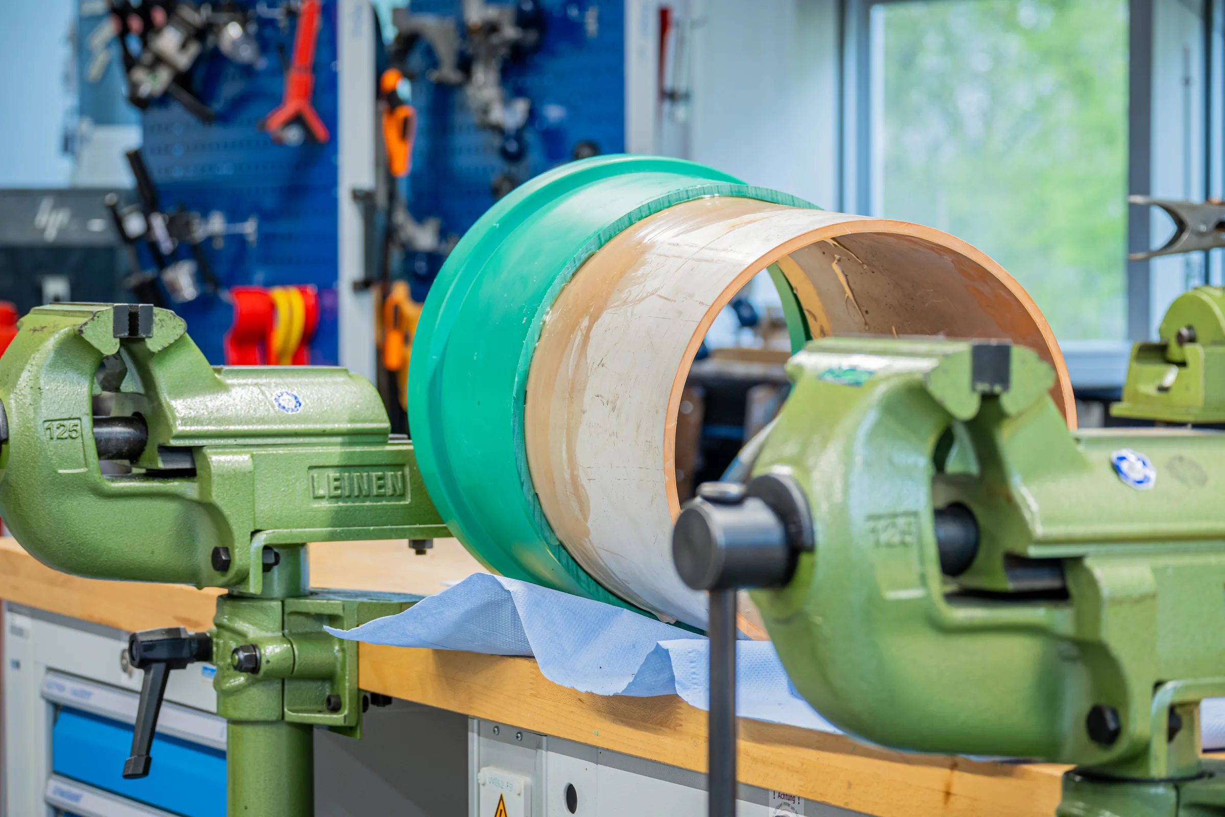 Detail des grünen Maschinenbands — Industriereportage IKV/RWTH Aachen — Kunststofftechnik-Grundlehrgang, Foto eoglou media design Aachen
