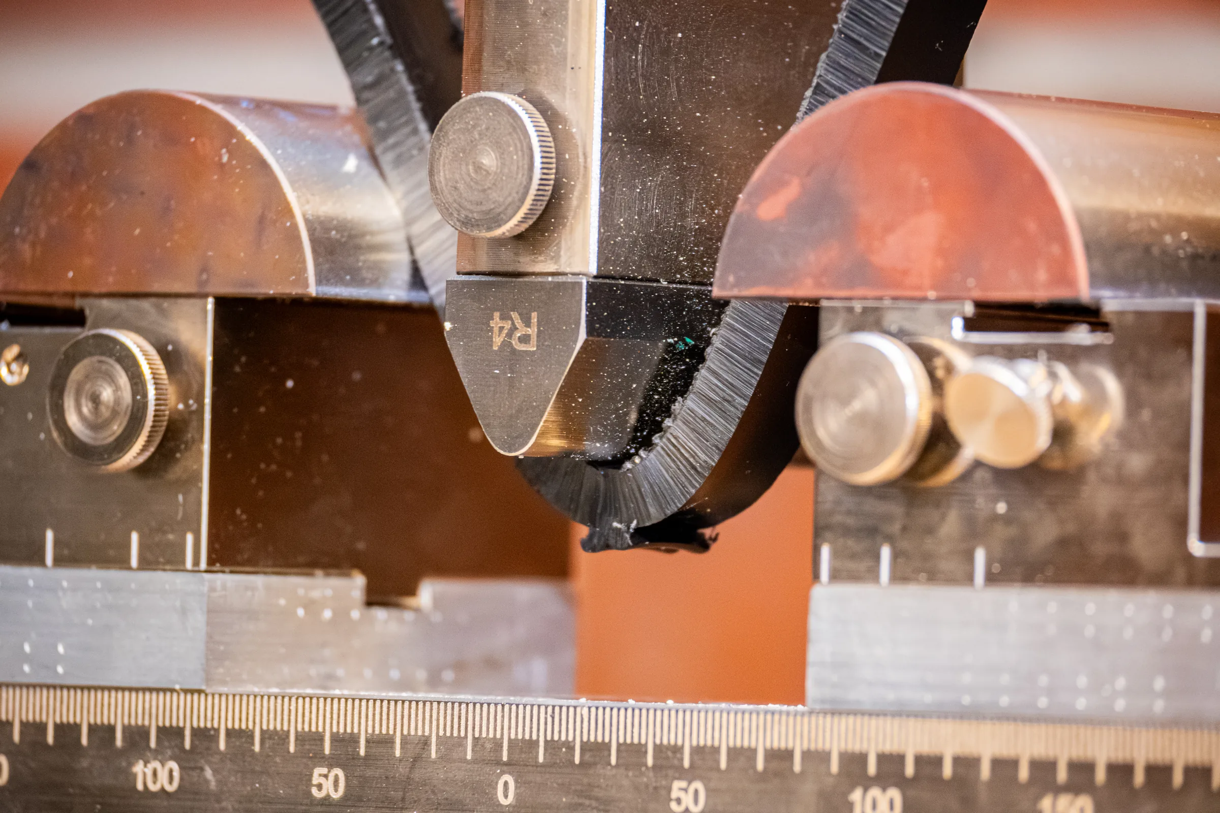 Spannvorrichtung, Detailansicht — Industriereportage IKV/RWTH Aachen — Kunststofftechnik-Grundlehrgang, Foto eoglou media design Aachen