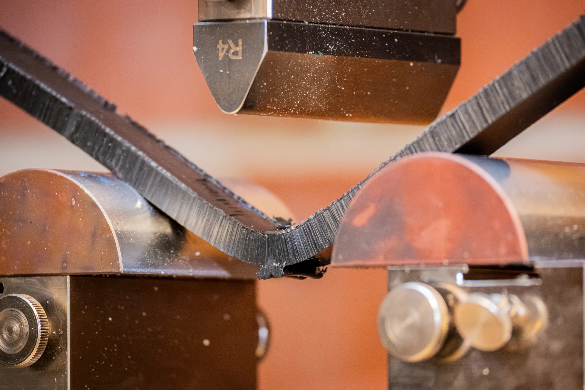 Spannvorrichtung, Nahaufnahme — Industriereportage IKV/RWTH Aachen — Kunststofftechnik-Grundlehrgang, Foto eoglou media design Aachen