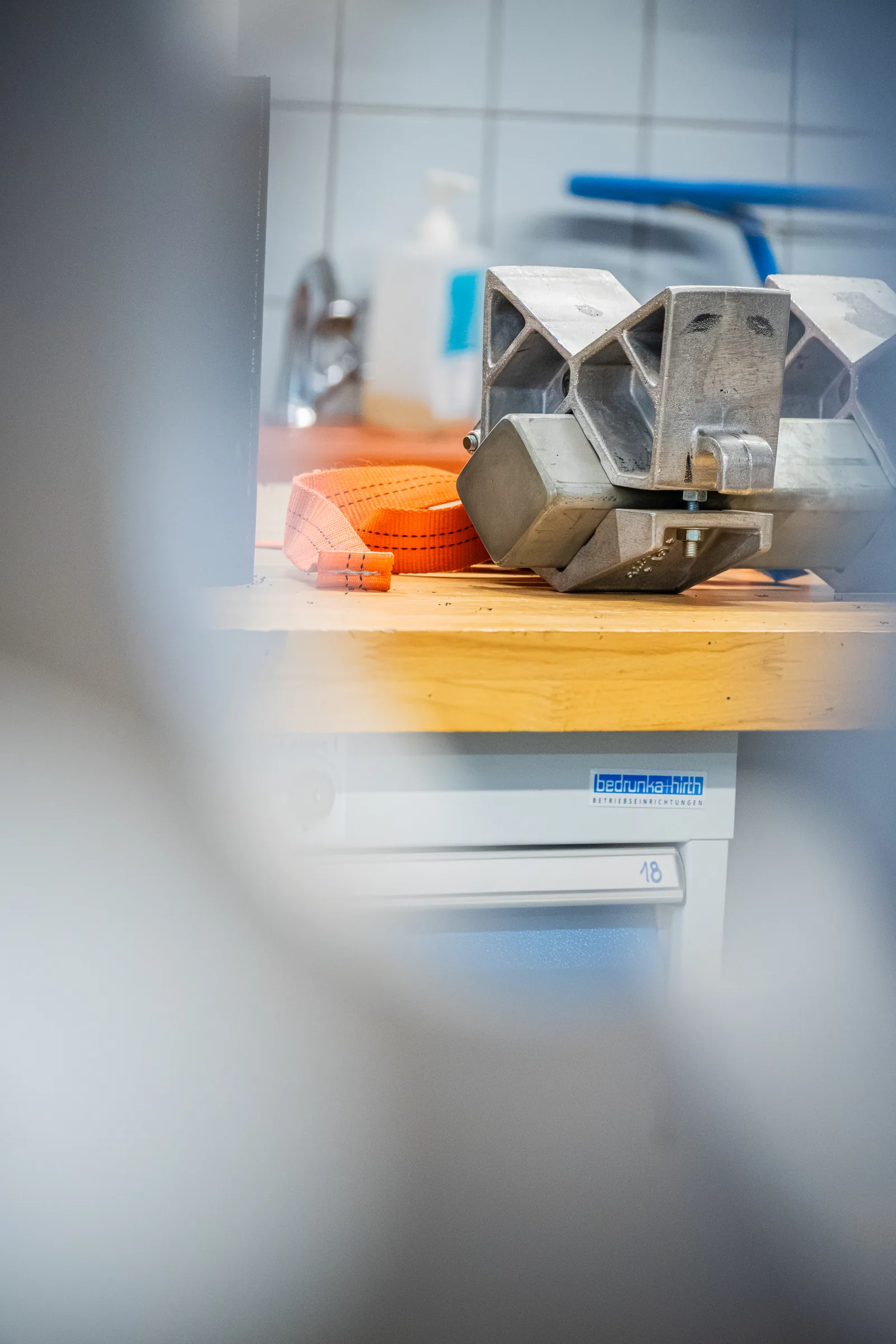 Maschinen-Detail mit Bokeh — Industriereportage IKV/RWTH Aachen — Kunststofftechnik-Grundlehrgang, Foto eoglou media design Aachen
