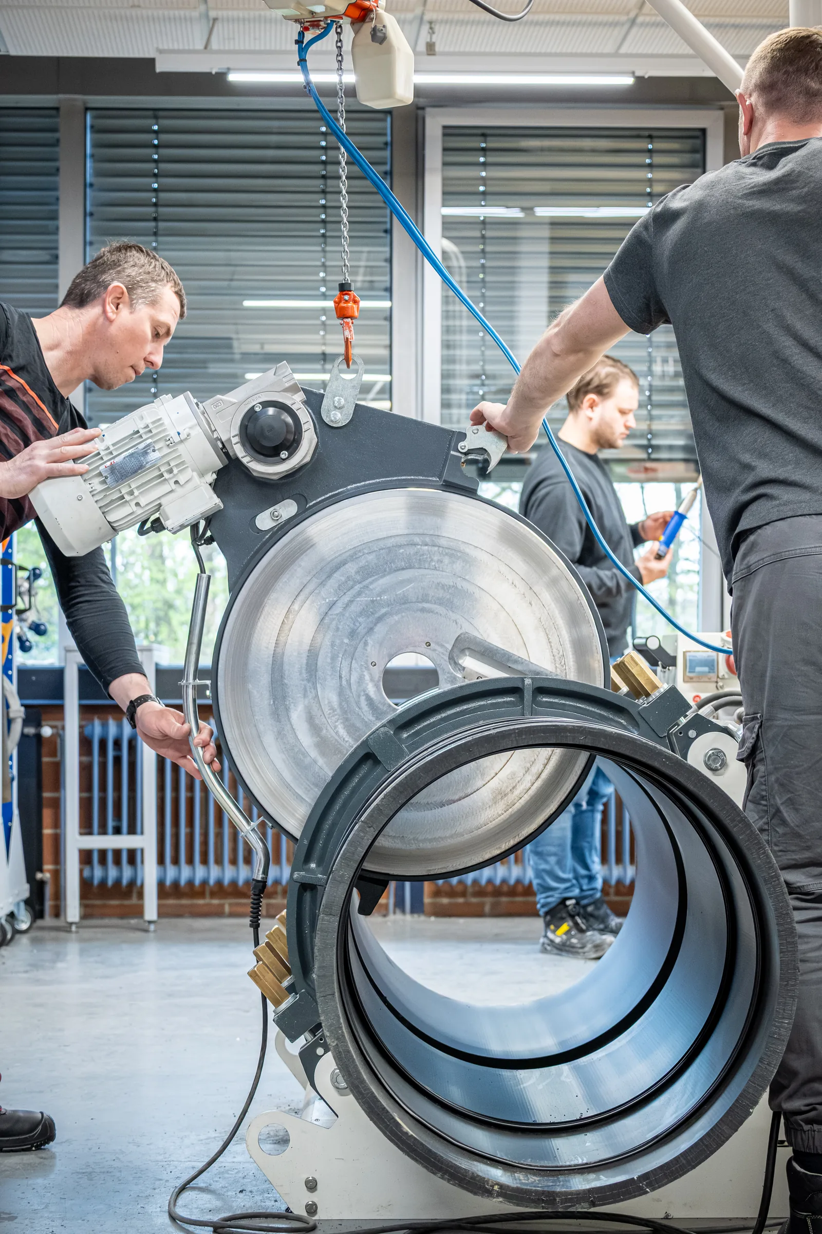 Aufgewickelte Kunststoff-Stränge auf dem Tisch — Industriereportage IKV/RWTH Aachen — Kunststofftechnik-Grundlehrgang, Foto eoglou media design Aachen