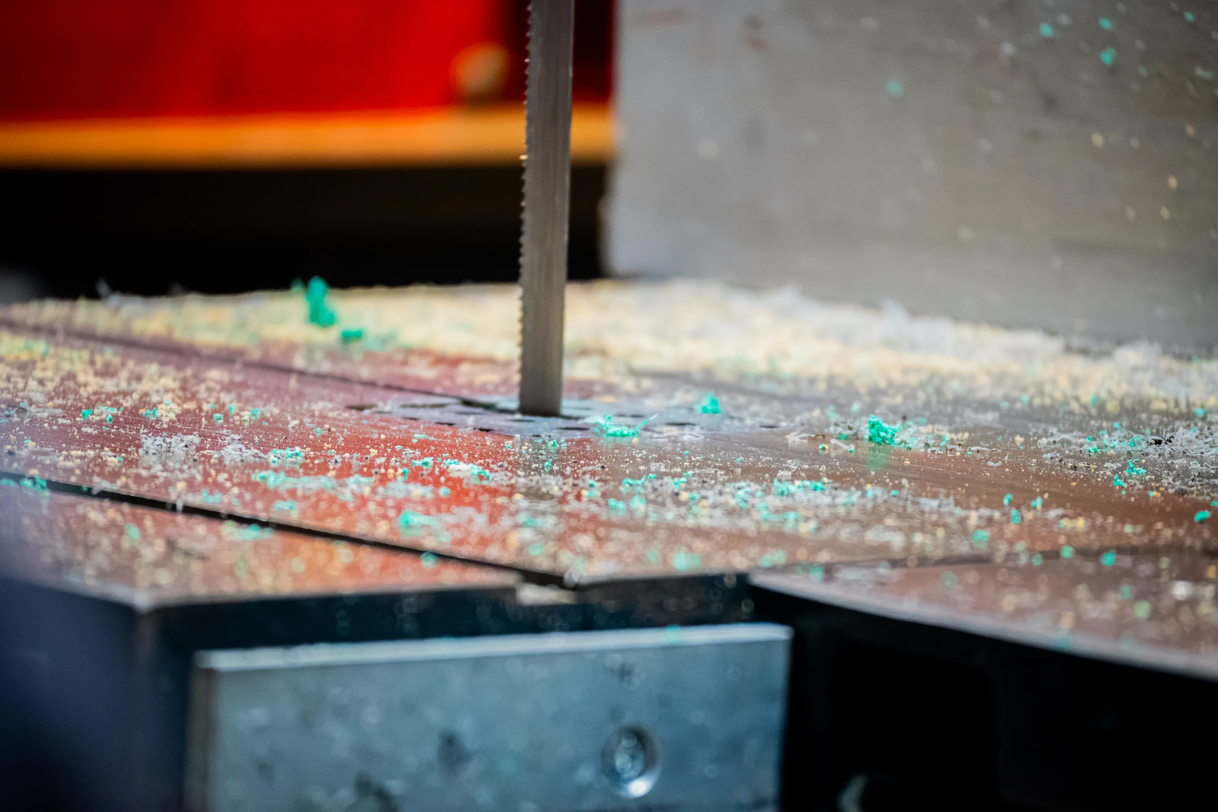 Rohre und blaue Stäbe auf der Werkbank — Industriereportage IKV/RWTH Aachen — Kunststofftechnik-Grundlehrgang, Foto eoglou media design Aachen