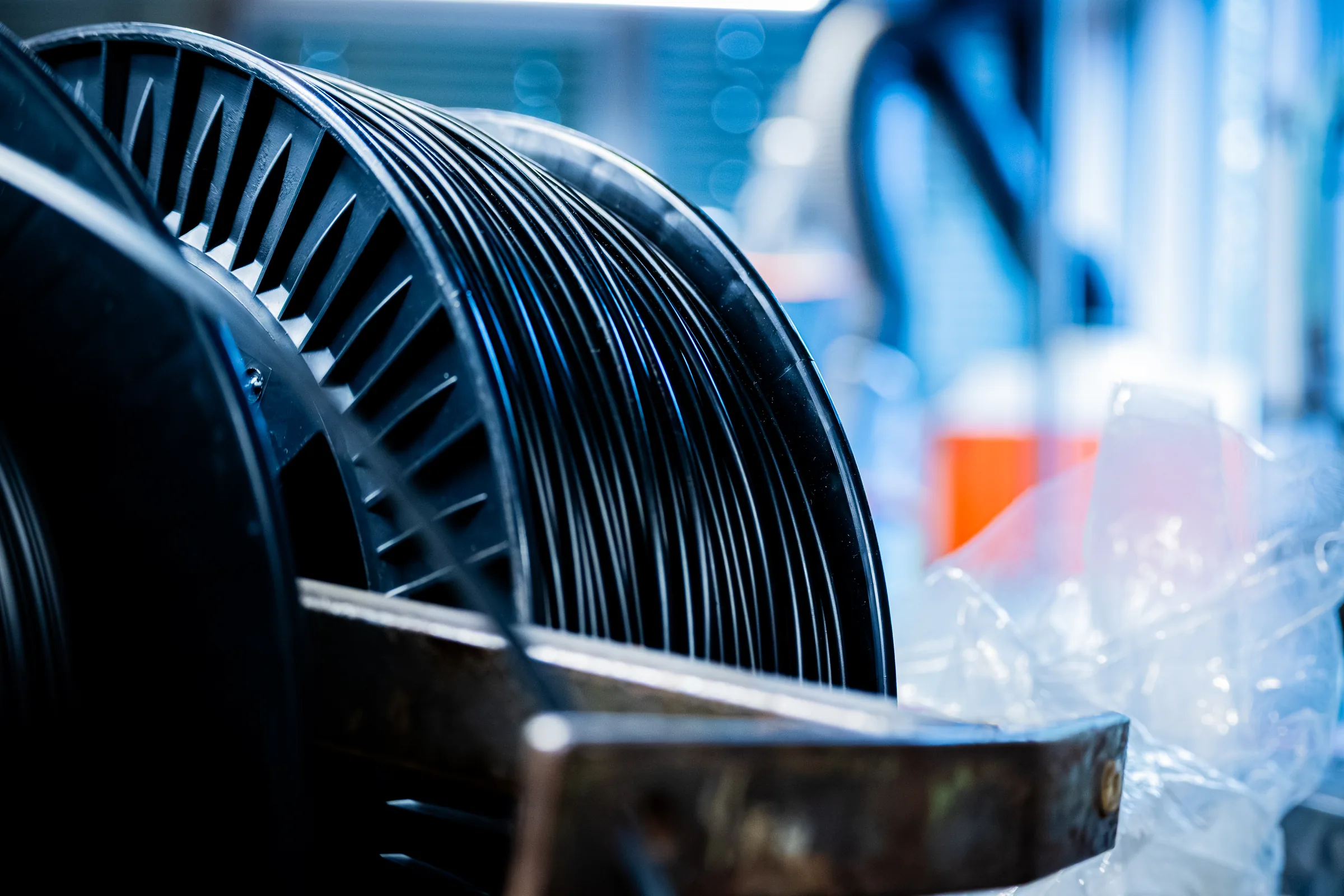 Schwarze Kunststoff-Coils, Variante — Industriereportage IKV/RWTH Aachen — Kunststofftechnik-Grundlehrgang, Foto eoglou media design Aachen